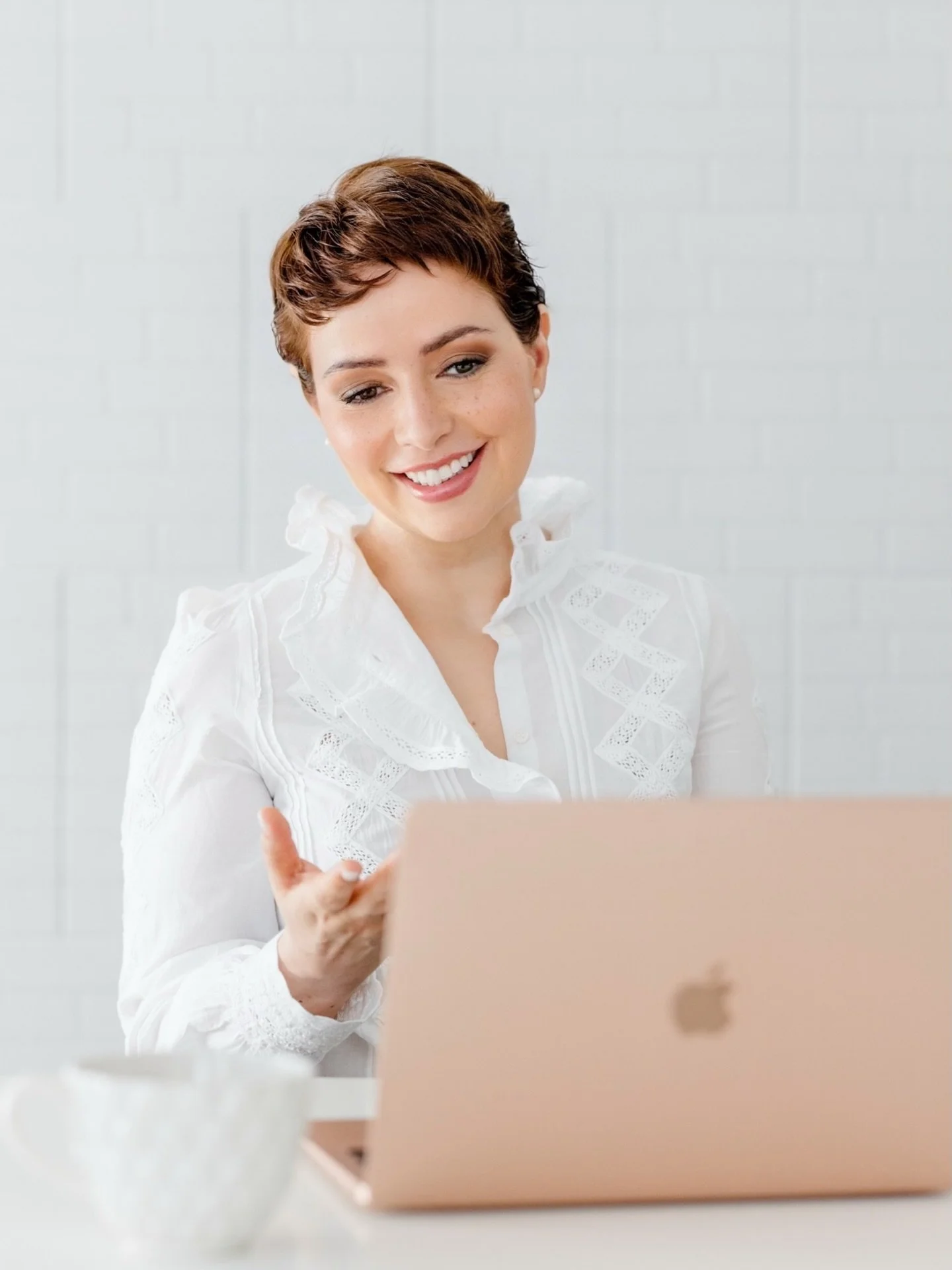 As consultas online podem ser t&atilde;o eficazes quanto as presenciais, desde que exista disponibilidade para o encontro e compromisso com o processo terap&ecirc;utico.

Principais vantagens do acompanhamento psicol&oacute;gico online:
&bull; Flexib