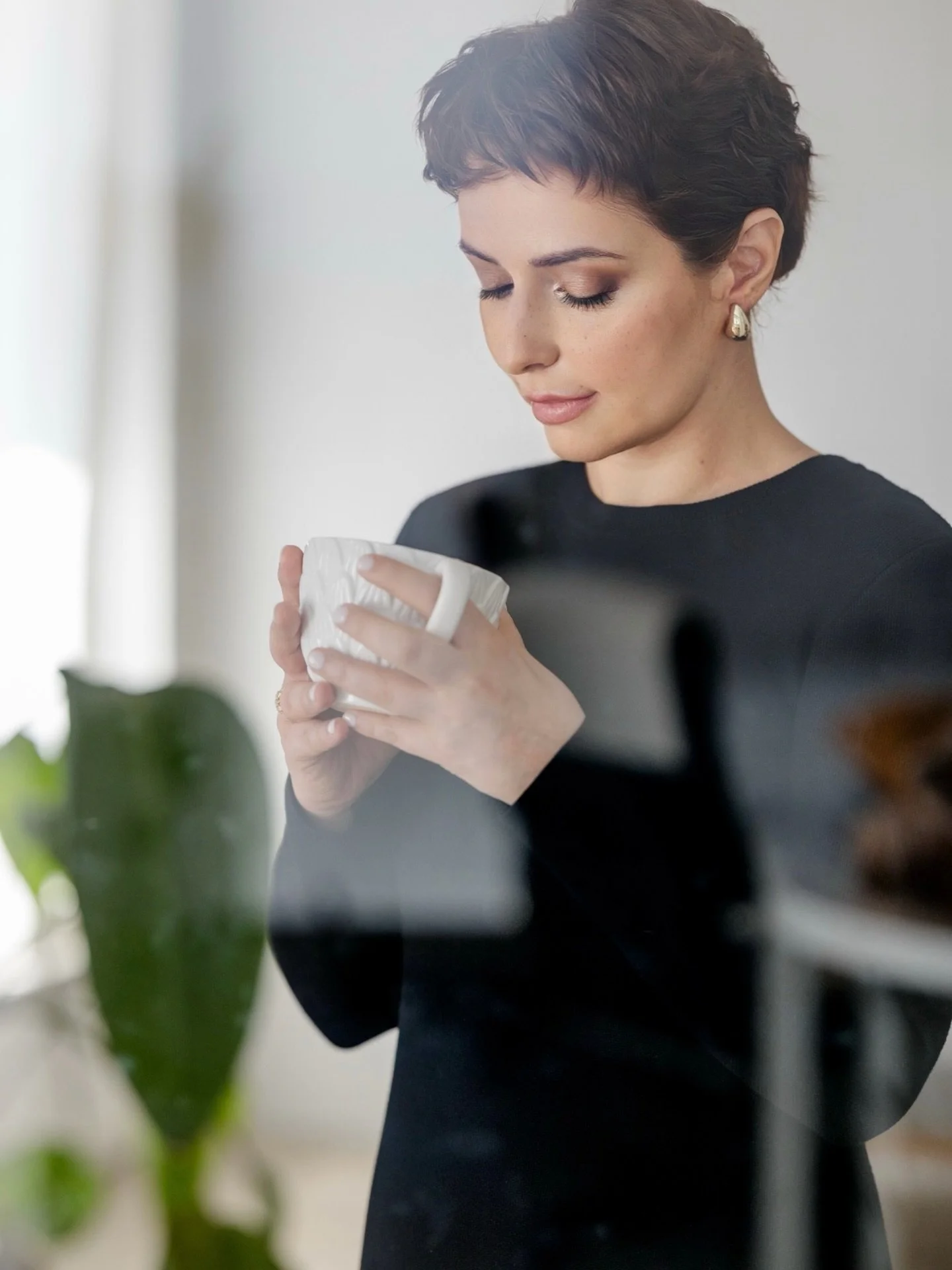 Parte 2: O pre&ccedil;o de manter a porta aberta

Mas aquilo que protege tamb&eacute;m pode aprisionar.

Porque, a partir de certo ponto, esta negocia&ccedil;&atilde;o deixa de amparar e come&ccedil;a a prolongar o sofrimento. Mant&eacute;m-nos preso