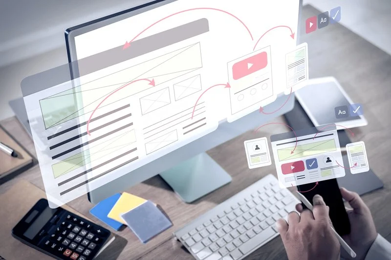 ordenador con imagenes de mock up de plataforma