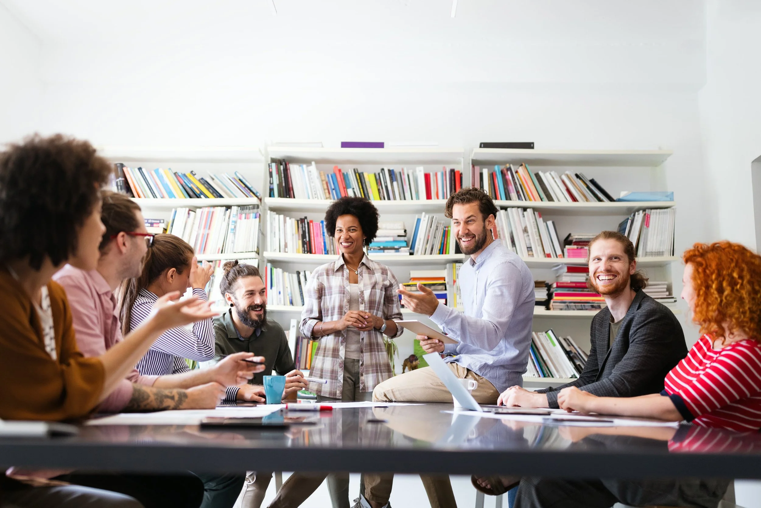 Trabajadores hablando sobre un plan de bienestar