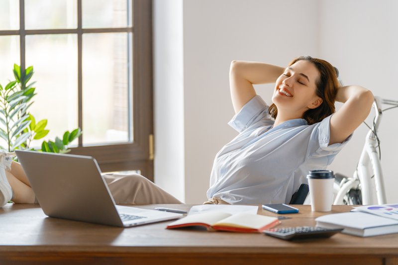 Mujer trabajando reduciendo estres y previniendo el burnout