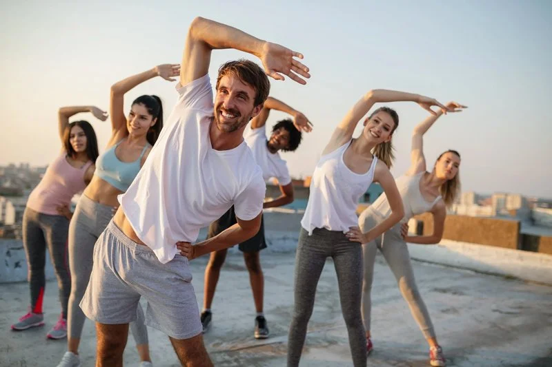 Grupo de personas haciendo ejercicio