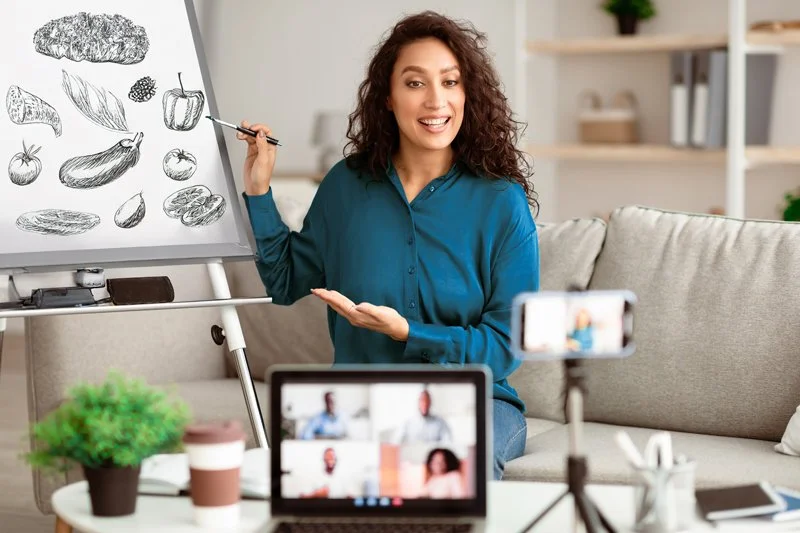 Mujer impartiendo una formacion online