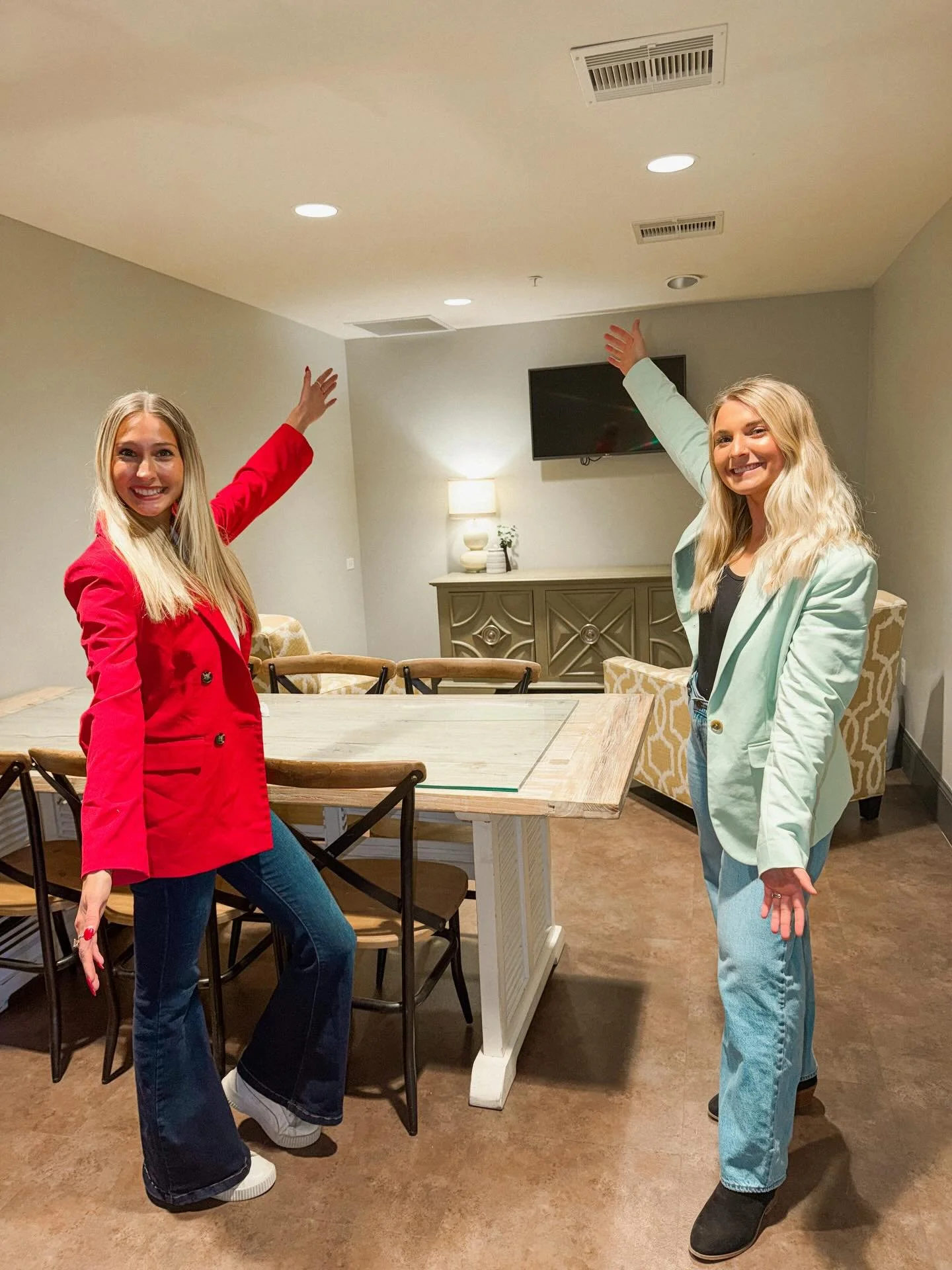 AMENITY SPOTLIGHT🤗

We want to give a few friendly reminders about our study room since the new semester is approaching!!
1) You are able to reserve the study room, at minimum 24 hours in advance, for yourself or a group👩🏻&zwj;🤝&zwj;👨🏾📖
2) If 