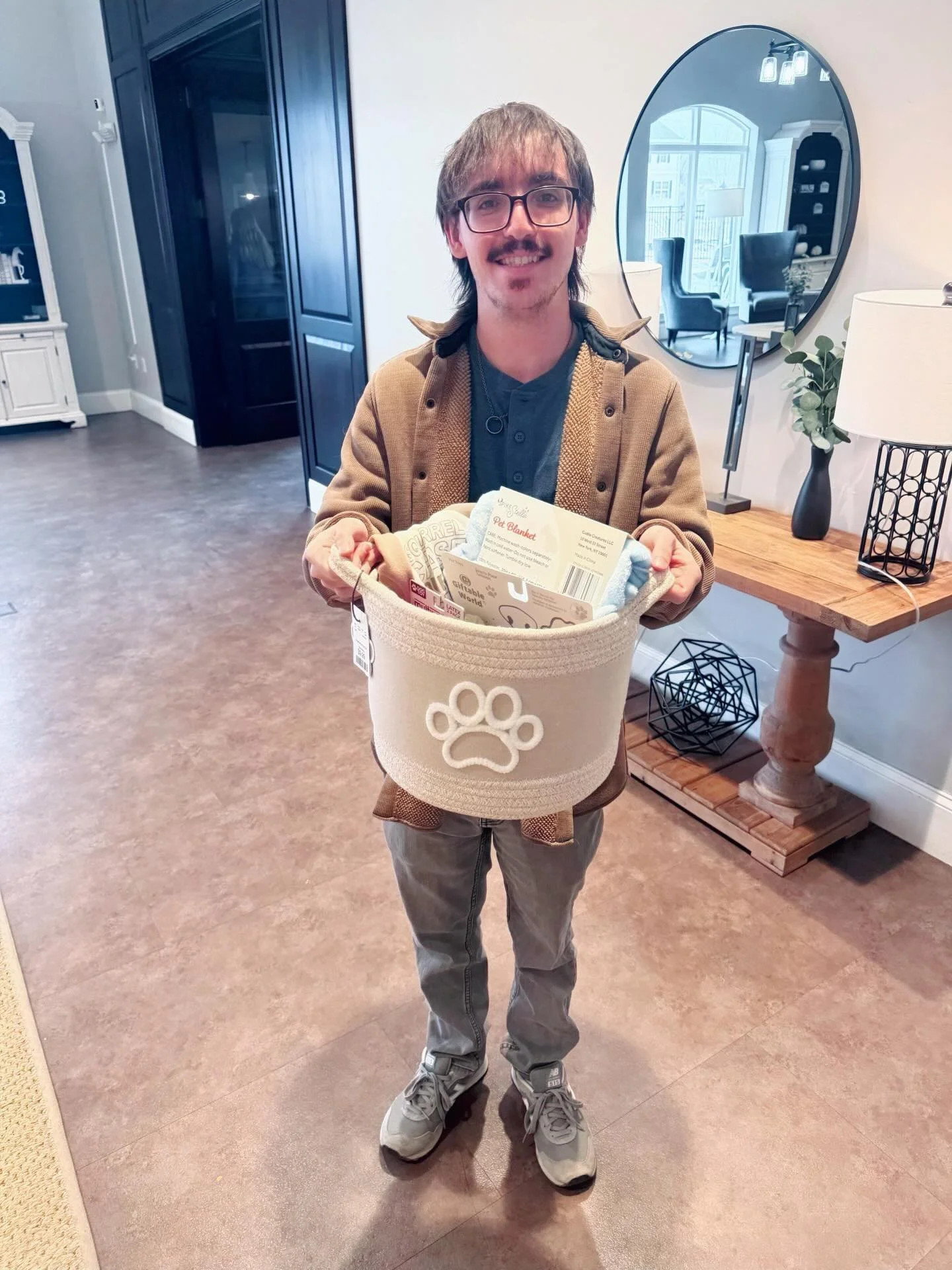 It&rsquo;s time!!! 🐶 

Wanna know how to win this beech box? ☺️ 

❤️:like this post
👯&zwj;♀️:leave a Facebook review 
😉:comment DONE 

Good luck 🥳🥳