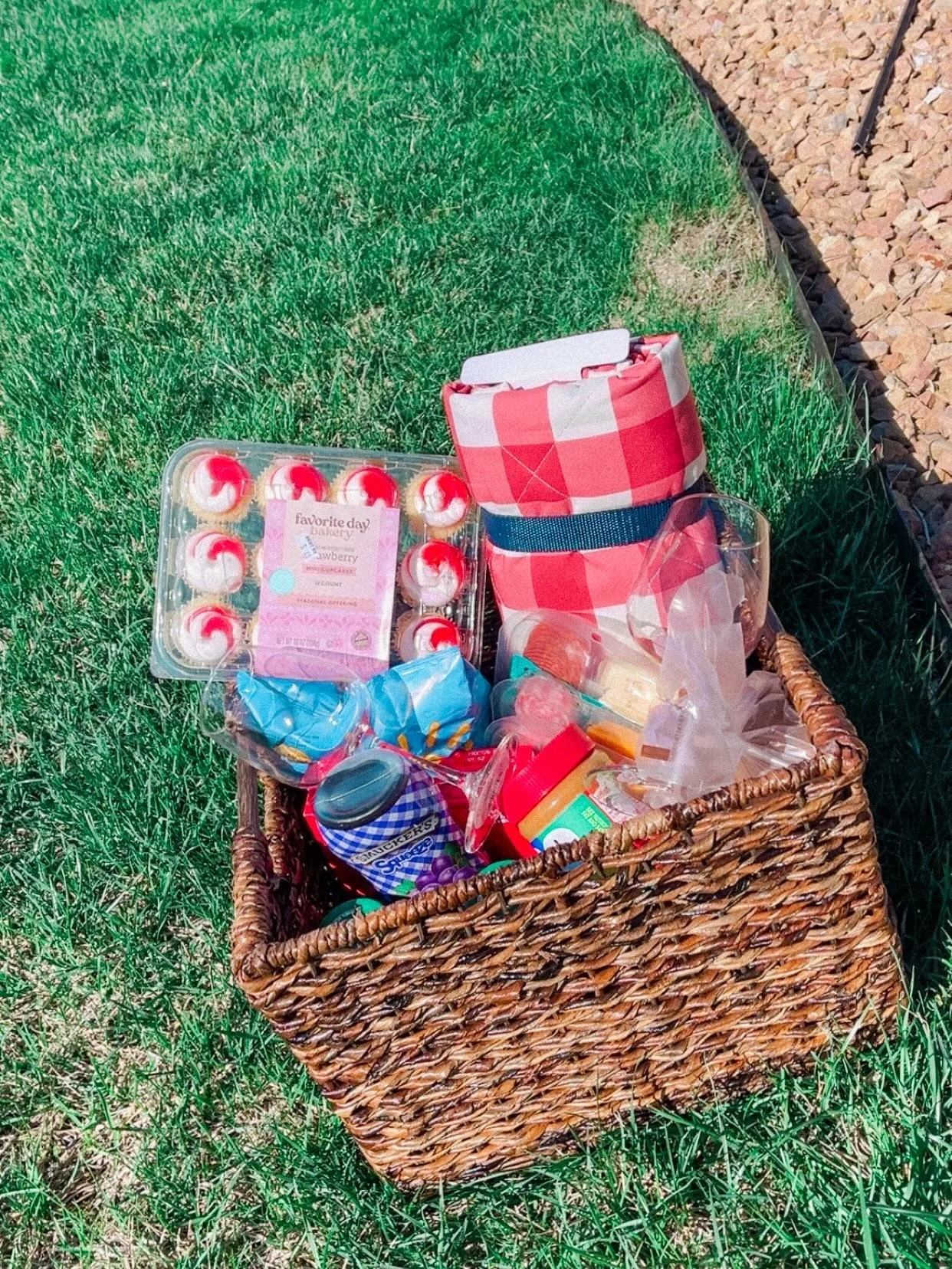 GIVEAWAY TIME👏🏻

Who wants to win this super cute picnic basket that&rsquo;s full of all the essential items you&rsquo;d need? 

Here&rsquo;s how to enter: 

🩵:like this post
👯&zwj;♀️:tag the person you&rsquo;re taking on the picnic
🤗:comment DO