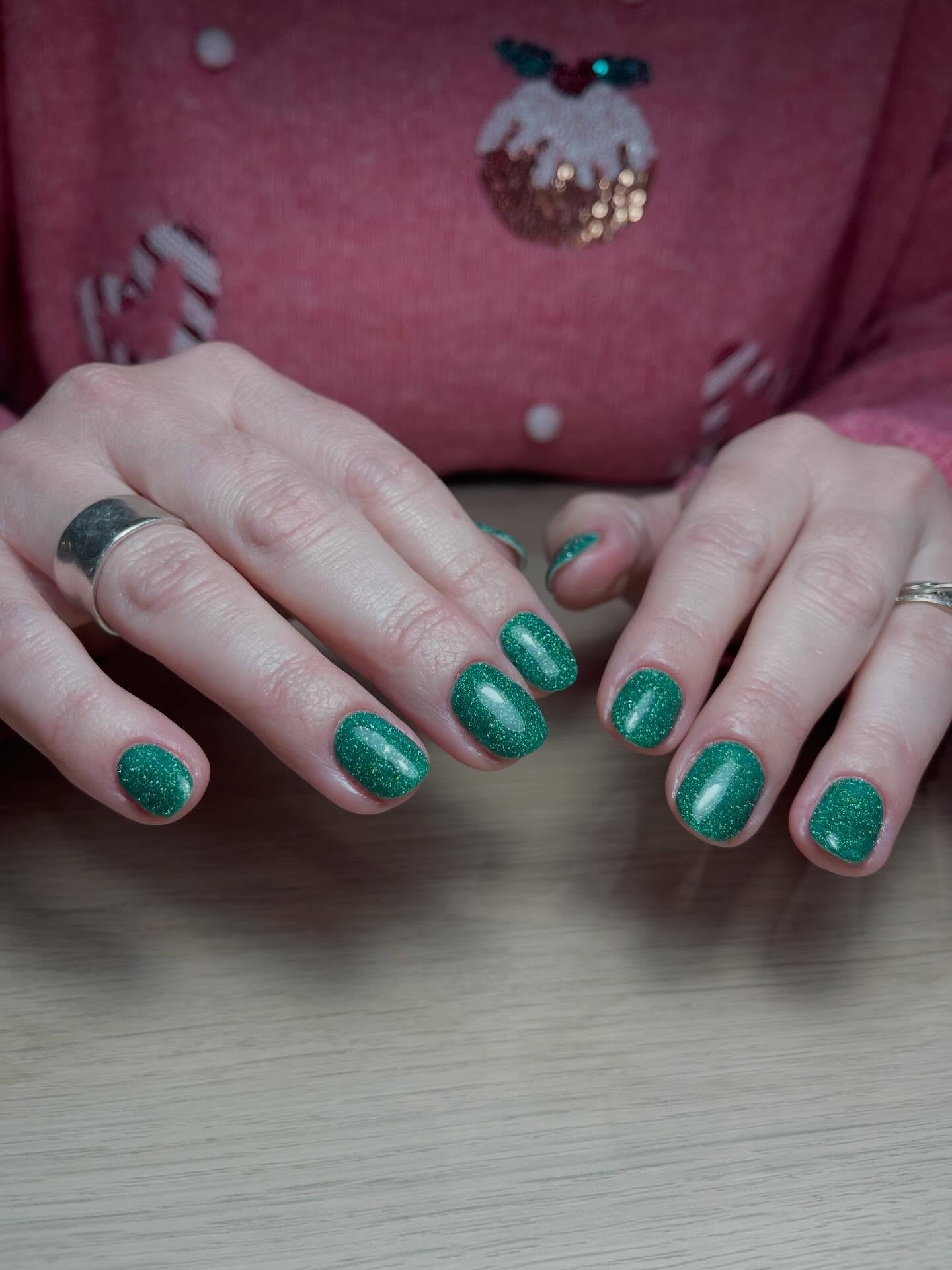 Green glitter for the season ✨🎄

@the_gelbottle_inc 
@officialnavyprofessional 
@katiebarnes.toolrange