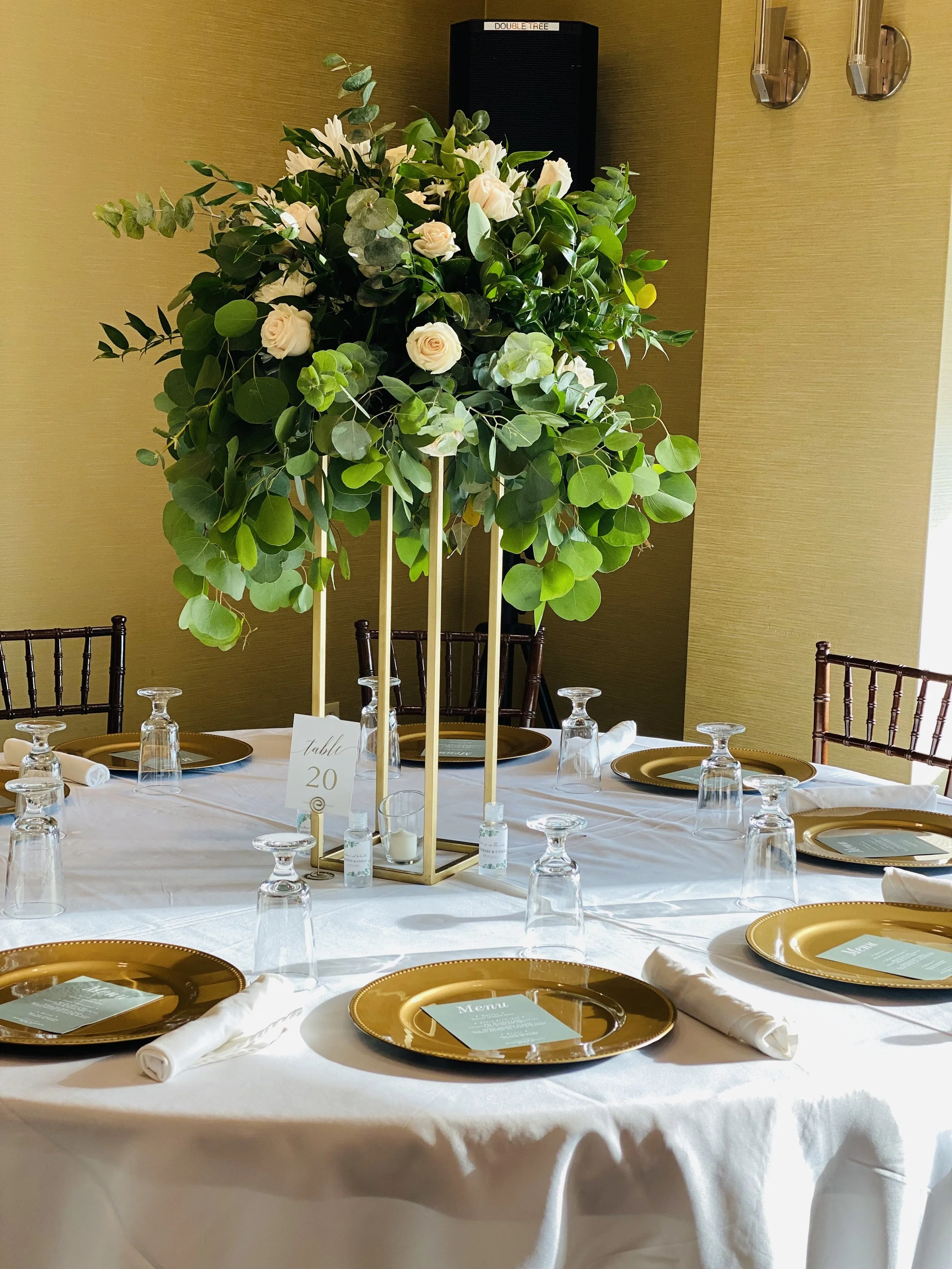 Elegant round table decorated with golden plate.