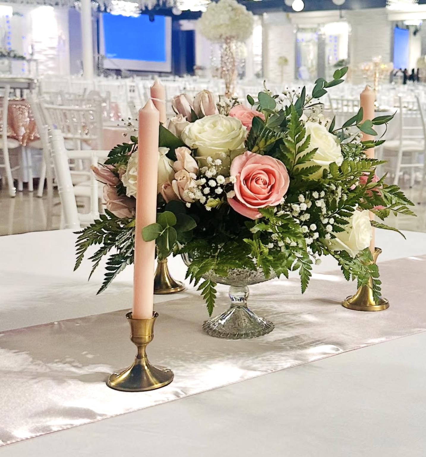 Delicate centerpiece with roses and a pink candle