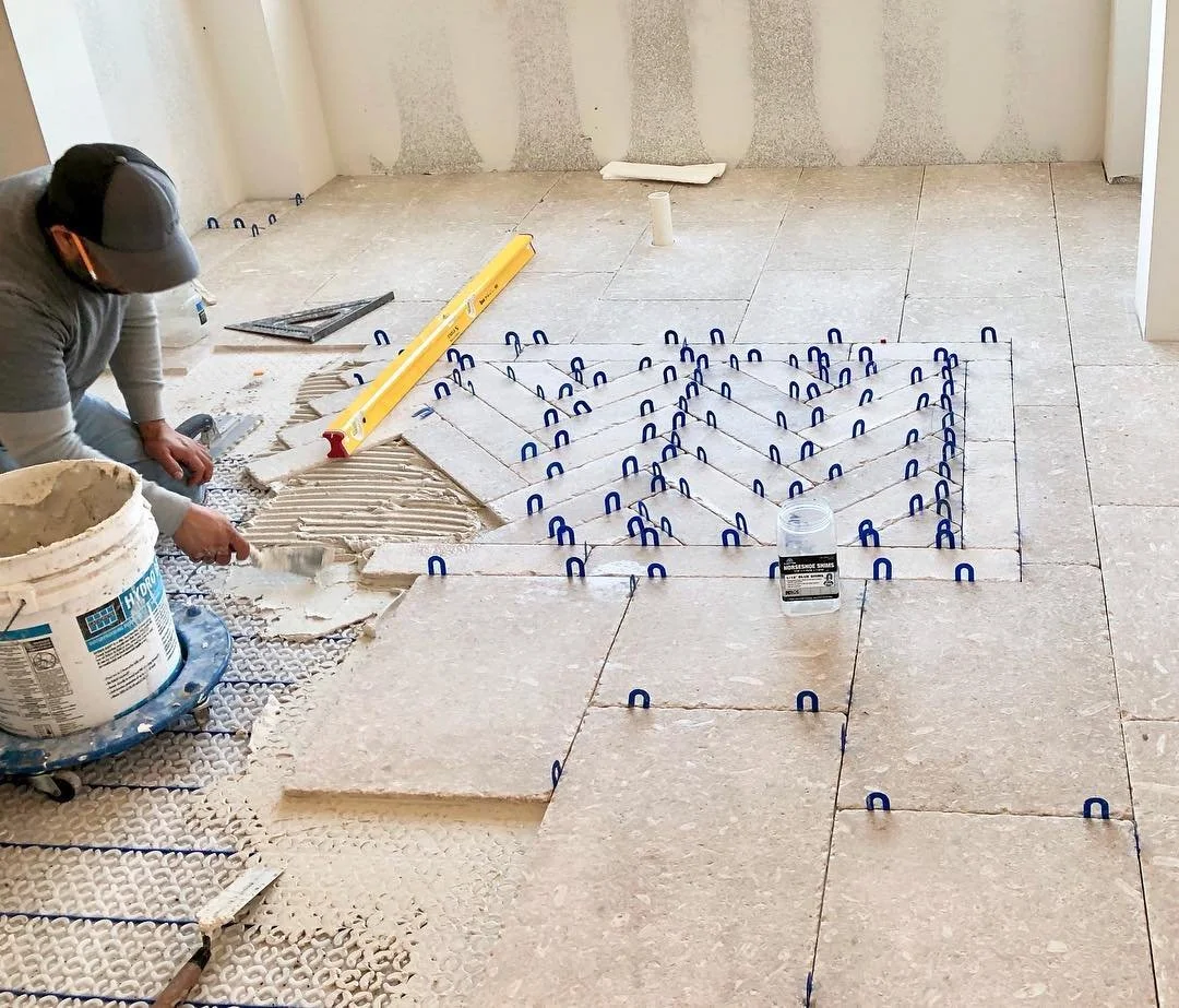 By all measures, we are installing quality travertine. 🙏🏻
&bull;
&bull;
&bull;
&bull;
#carrenotile #carrenotileinstallation #fredericksburgtx #fredericksburgtexas #oneofcarrenotilemasterinstalleroctavio #tiler #tilesetter #tilework 
#tile #tiles #t