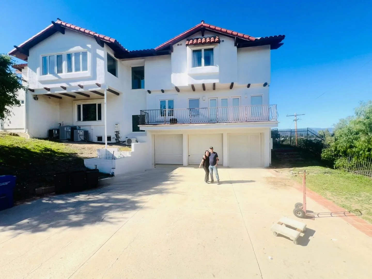 Happy clients who I love and adore with all my heart &hearts;️😌 Every project is different, and it&rsquo;s never just the details that make it unique &mdash; it&rsquo;s the people.

This garage and driveway overhaul in Calabasas carried decades of f