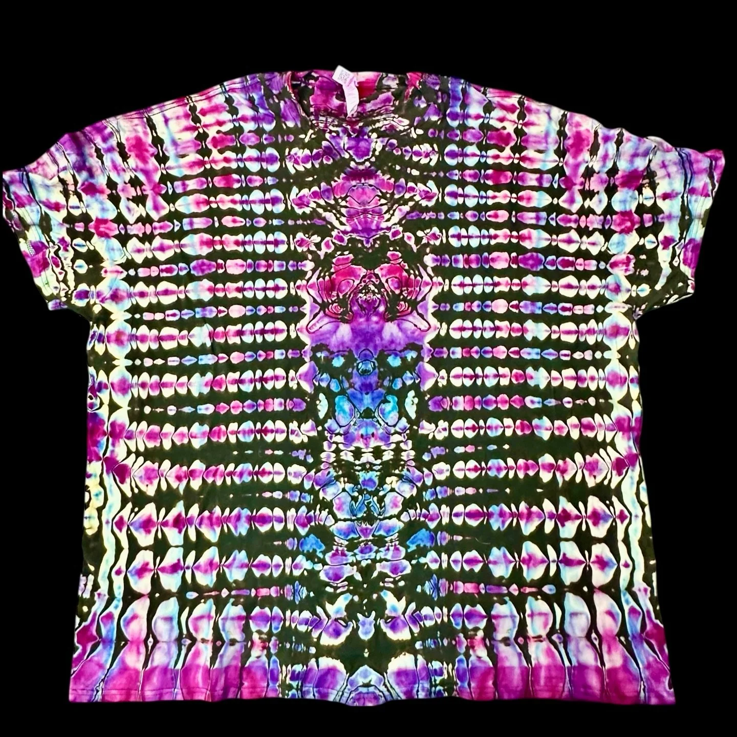 Precision meets chaos
I see so many little creatures on the center lines 

Reverse Ice Dye
Size: 3XL 
$60
DM if interested 

#two_pines_designs #fashion #tiedye #mountainmaryland