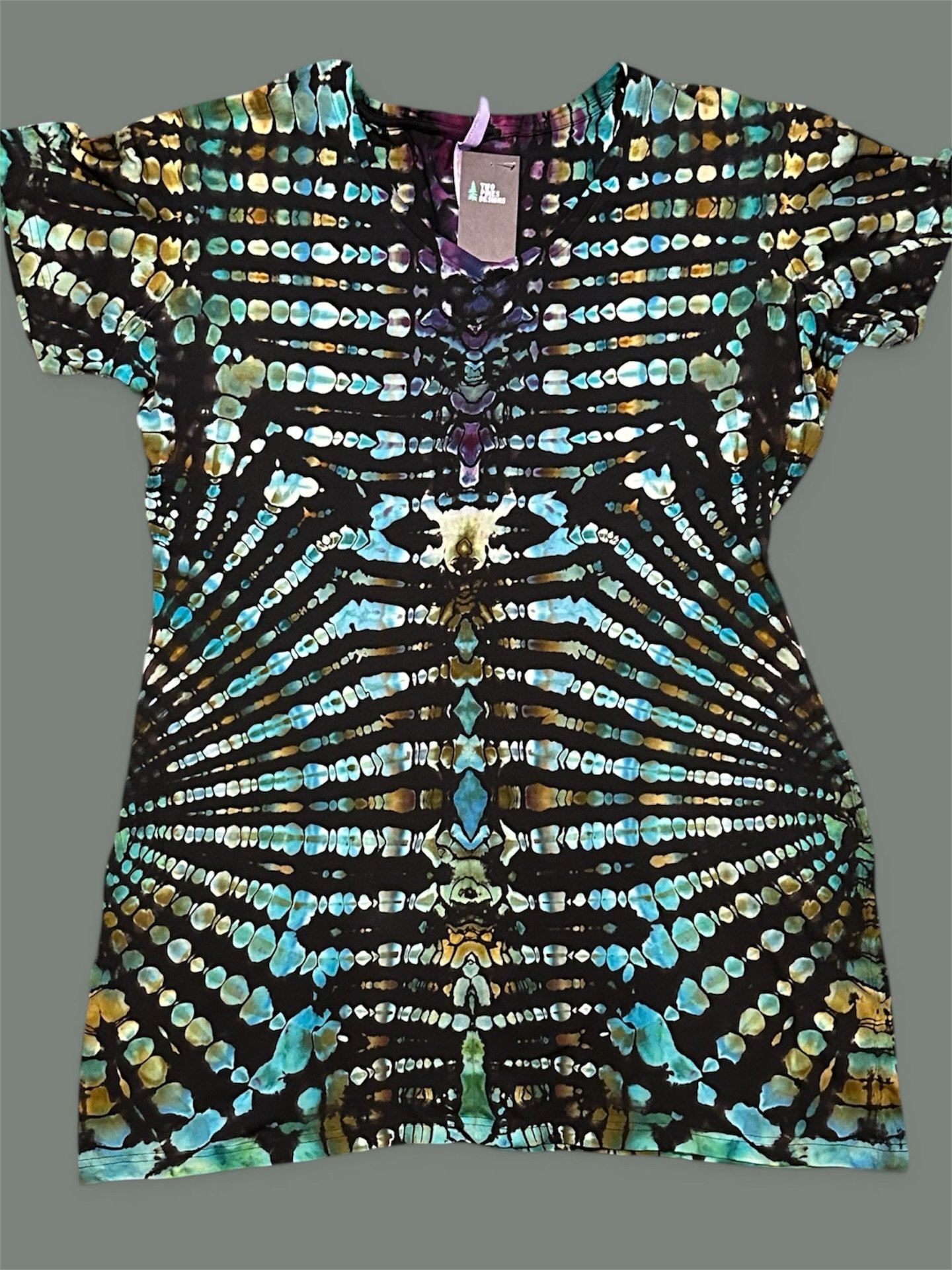 Fresh New Reverse Dye! Earthy tones, lots of color flow
Women&rsquo;s V-Neck Jersey Knit Dress. 
Size: 2/3x 
&bull; Semi-Fitted
&bull; Contours the body
&bull; Tighter than a classic fit, looser than a slim fit
&bull; Sits close to the body without a