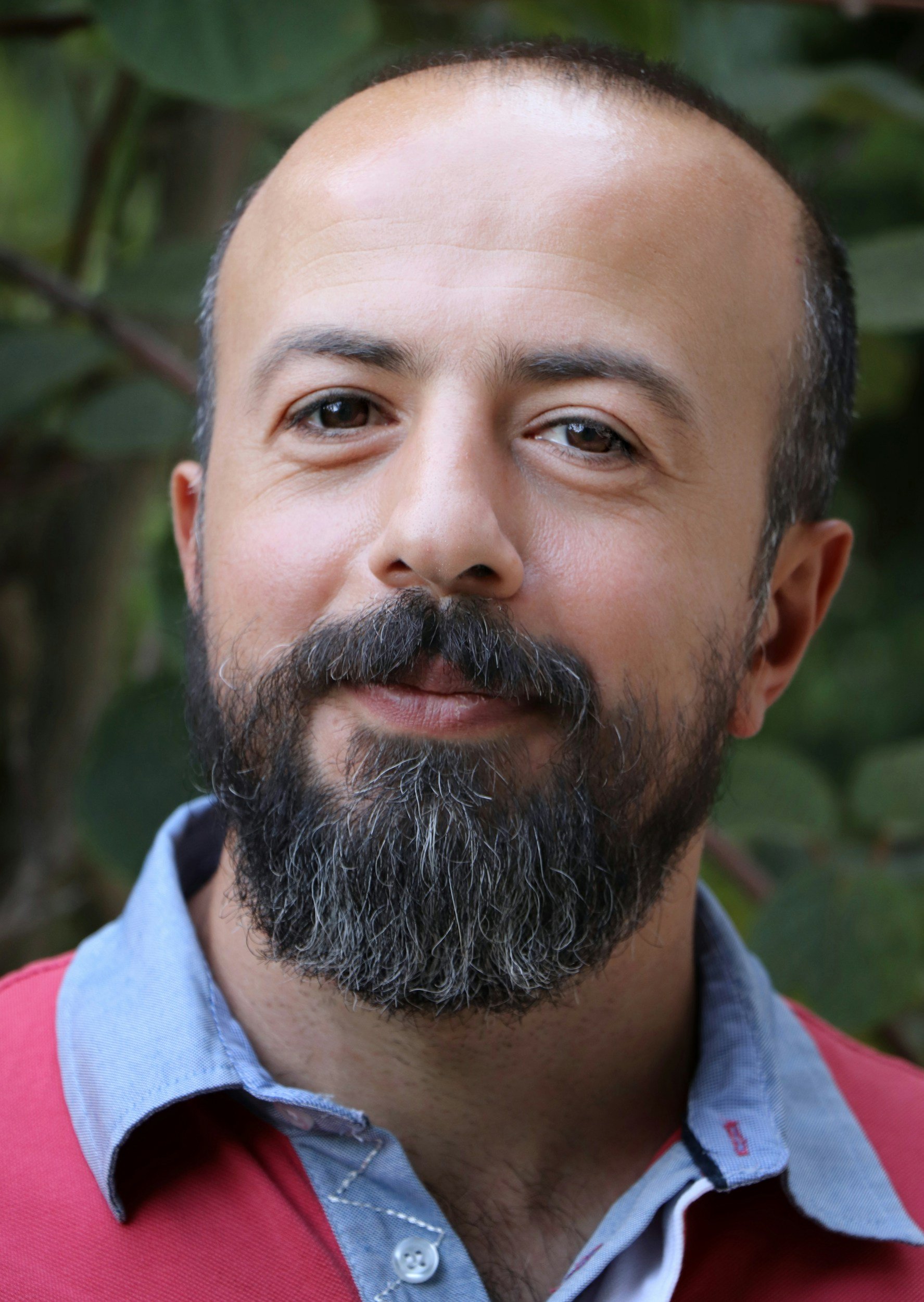 Ritratto di un uomo con barba e testa rasata
