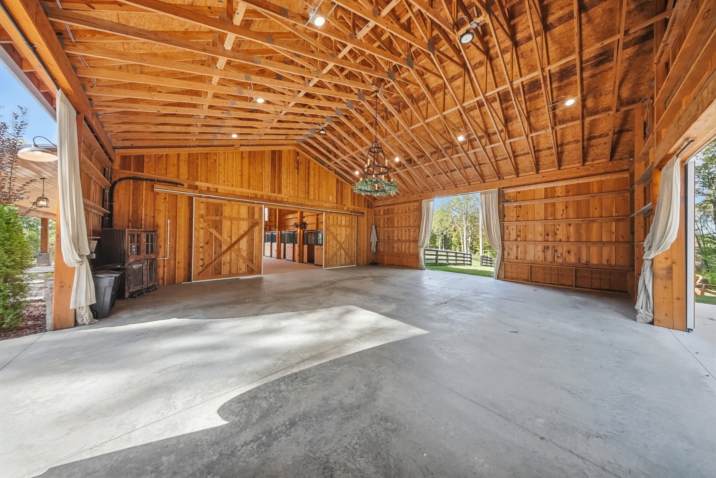 Rustic Luxury Horse Barn & 22-Acre Pasture in Franklin. Wedding Venue, Event Venue, 25 miles from Nashville, 30 minutes from Nashville, Creative Retreat Space, TV & Film Location, Film Set, Private Event Space, Log Cabin, Barn & Pasture, Horse Stable