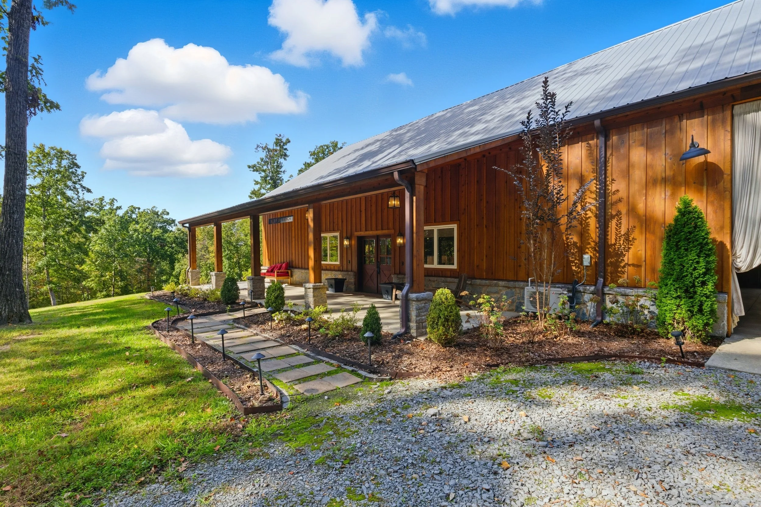 Rustic Luxury Horse Barn & 22-Acre Pasture in Franklin. Wedding Venue, Event Venue, 25 miles from Nashville, 30 minutes from Nashville, Creative Retreat Space, TV & Film Location, Film Set, Private Event Space, Log Cabin, Barn & Pasture, Horse Stable