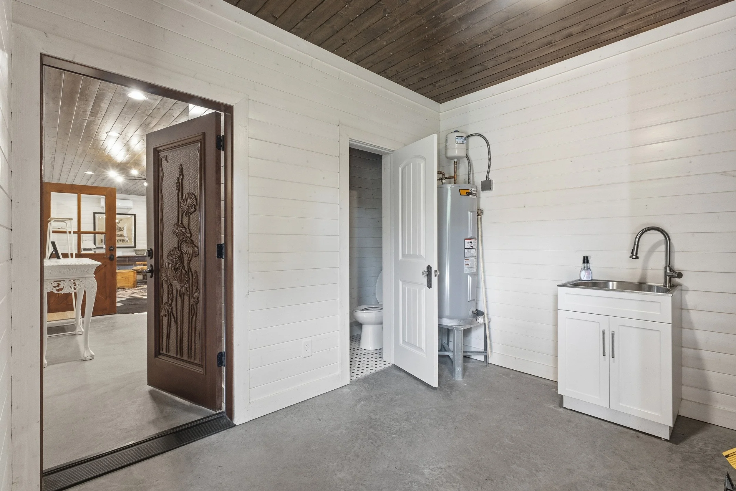 Rustic Luxury Horse Barn & 22-Acre Pasture in Franklin. Wedding Venue, Event Venue, 25 miles from Nashville, 30 minutes from Nashville, Creative Retreat Space, TV & Film Location, Film Set, Private Event Space, Log Cabin, Barn & Pasture, Horse Stable