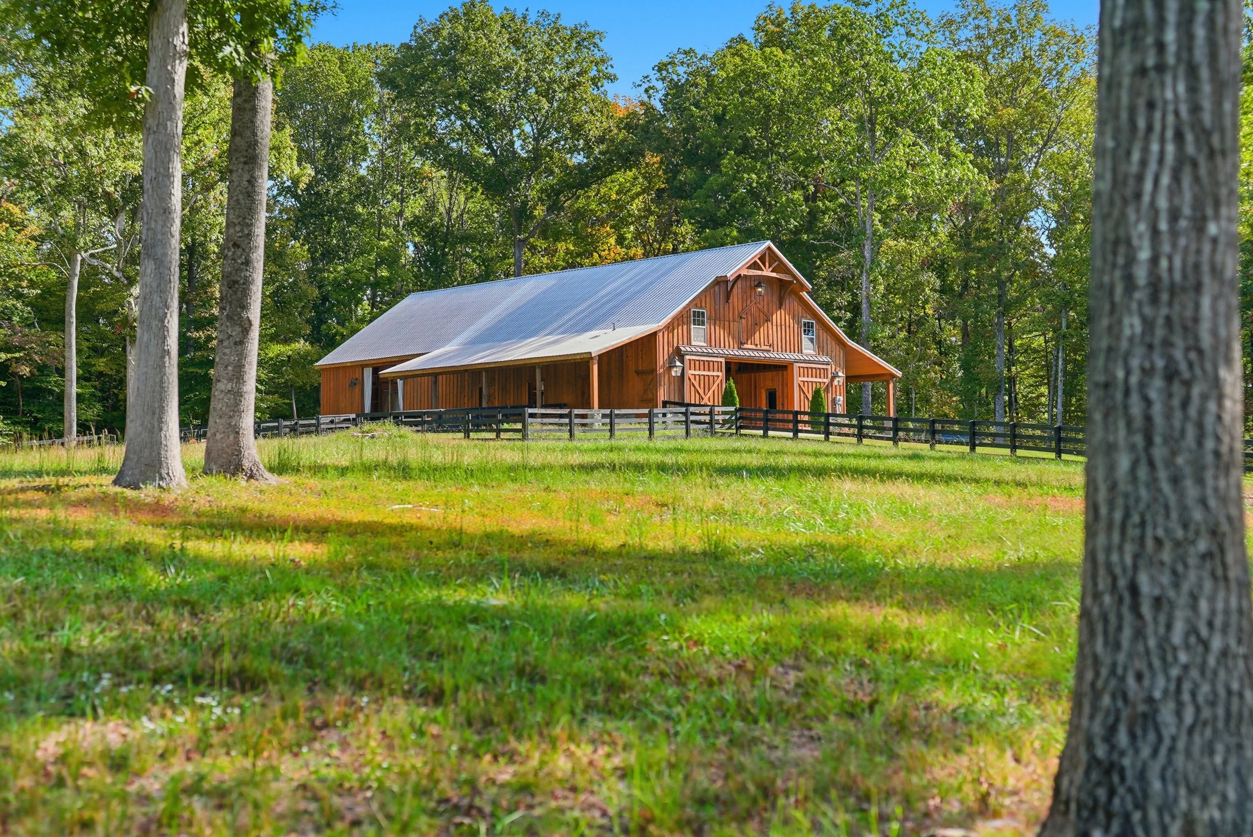 Rustic Luxury Horse Barn & 22-Acre Pasture in Franklin. Wedding Venue, Event Venue, 25 miles from Nashville, 30 minutes from Nashville, Creative Retreat Space, TV & Film Location, Film Set, Private Event Space, Log Cabin, Barn & Pasture, Horse Stable