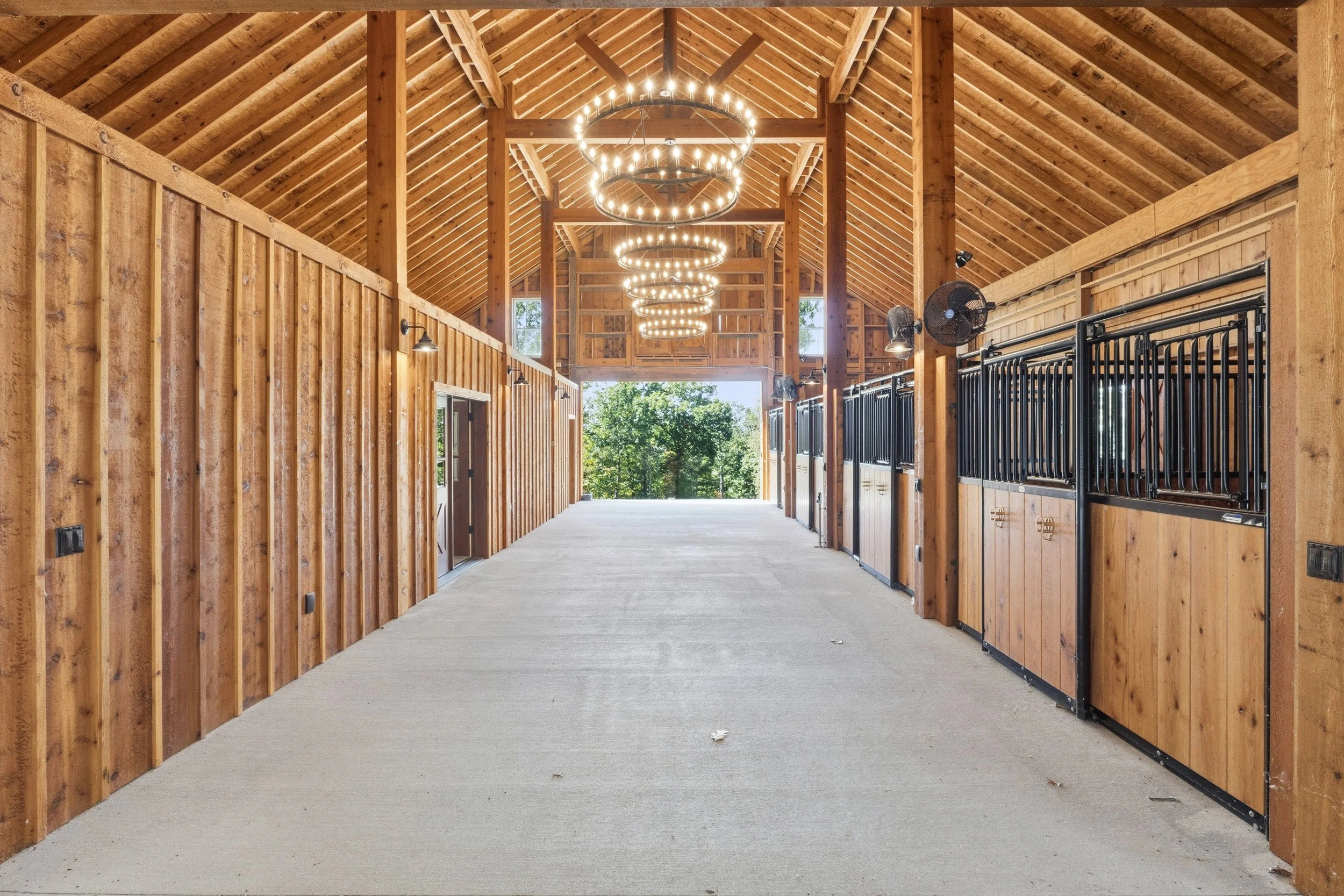 Rustic Luxury Horse Barn & 22-Acre Pasture in Franklin. Wedding Venue, Event Venue, 25 miles from Nashville, 30 minutes from Nashville, Creative Retreat Space, TV & Film Location, Film Set, Private Event Space, Log Cabin, Barn & Pasture, Horse Stable