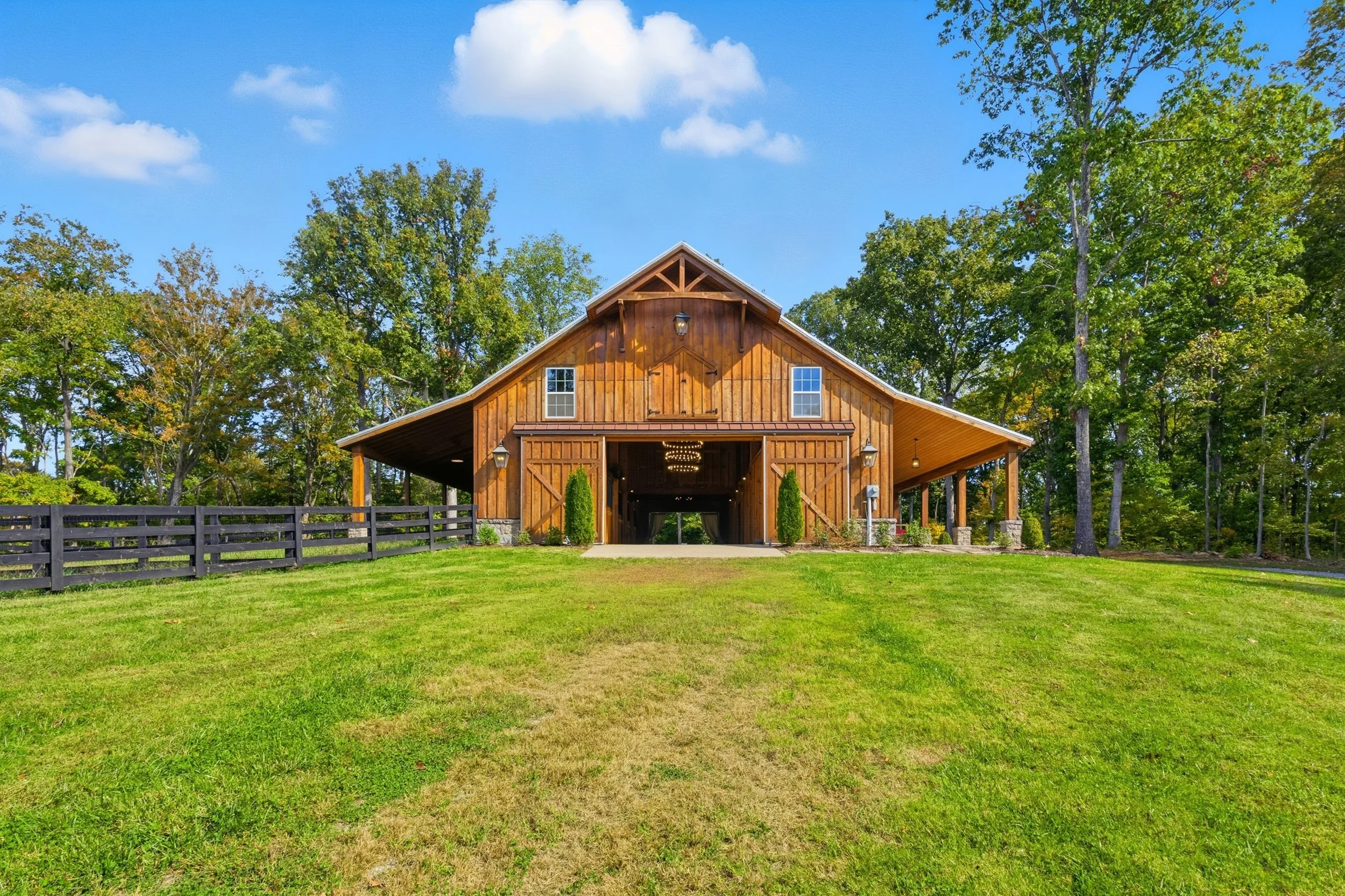 Rustic Luxury Horse Barn & 22-Acre Pasture in Franklin. Wedding Venue, Event Venue, 25 miles from Nashville, 30 minutes from Nashville, Creative Retreat Space, TV & Film Location, Film Set, Private Event Space, Log Cabin, Barn & Pasture, Horse Stable
