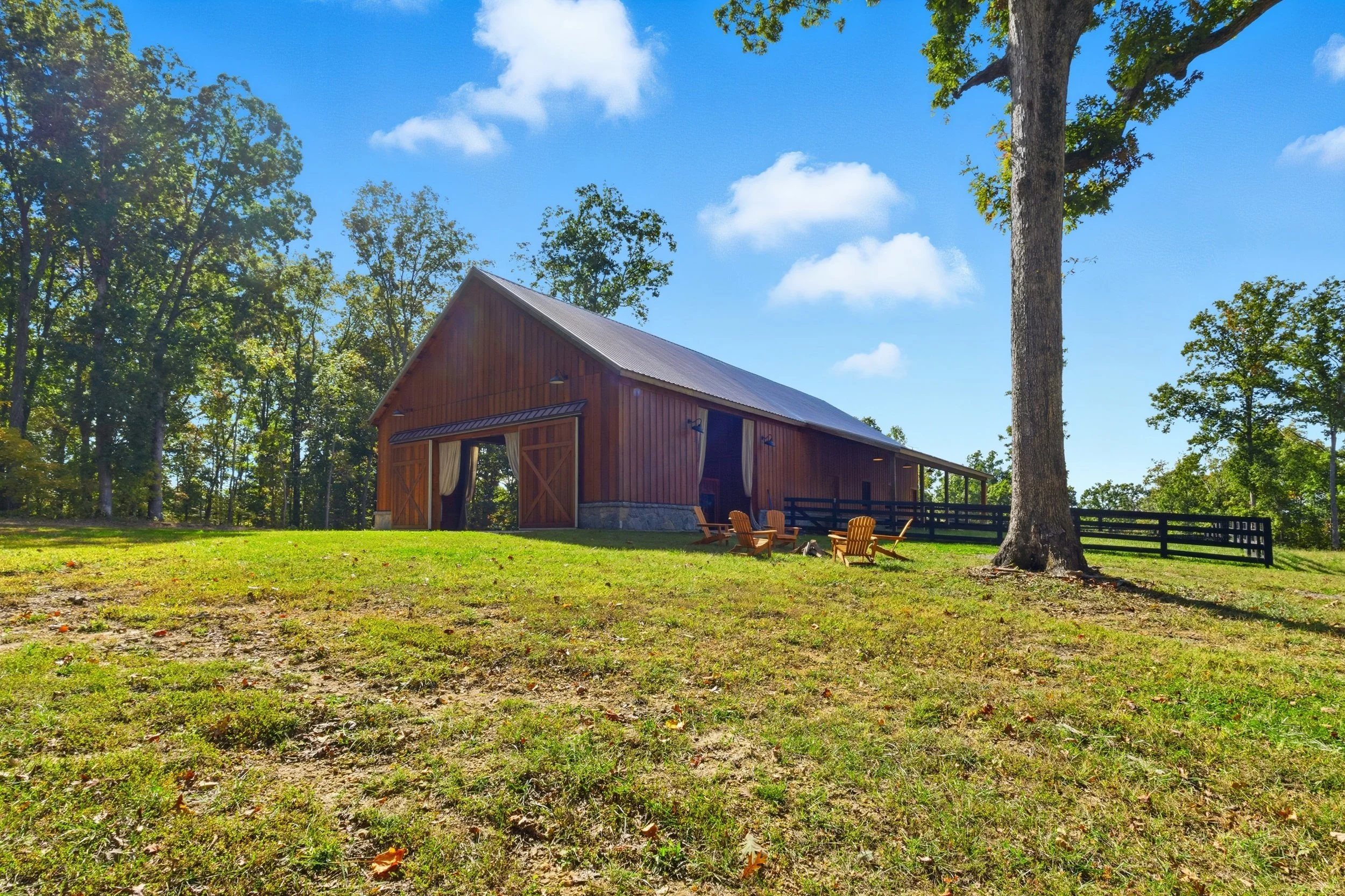 Rustic Luxury Horse Barn & 22-Acre Pasture in Franklin. Wedding Venue, Event Venue, 25 miles from Nashville, 30 minutes from Nashville, Creative Retreat Space, TV & Film Location, Film Set, Private Event Space, Log Cabin, Barn & Pasture, Horse Stable