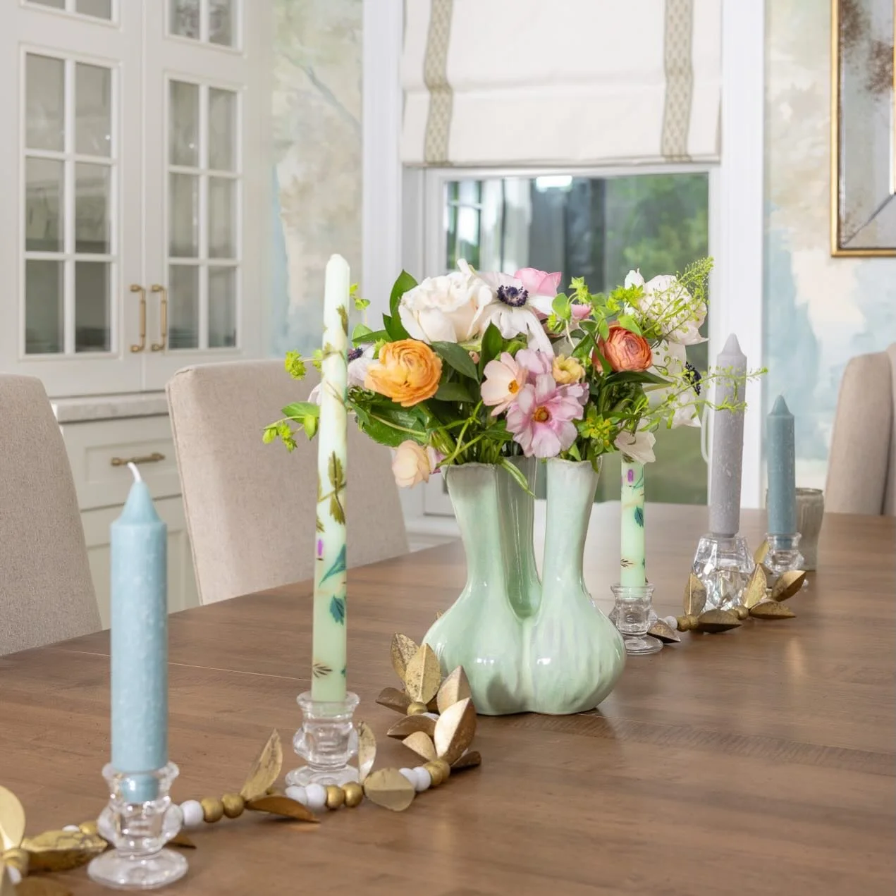 Today light and dark are in perfect balance and the equinox marks the start of Spring 🌷
Florals return and light lingers a bit longer each day ✨

📷 by @taraleecallow
💐 by @frost_and_found_