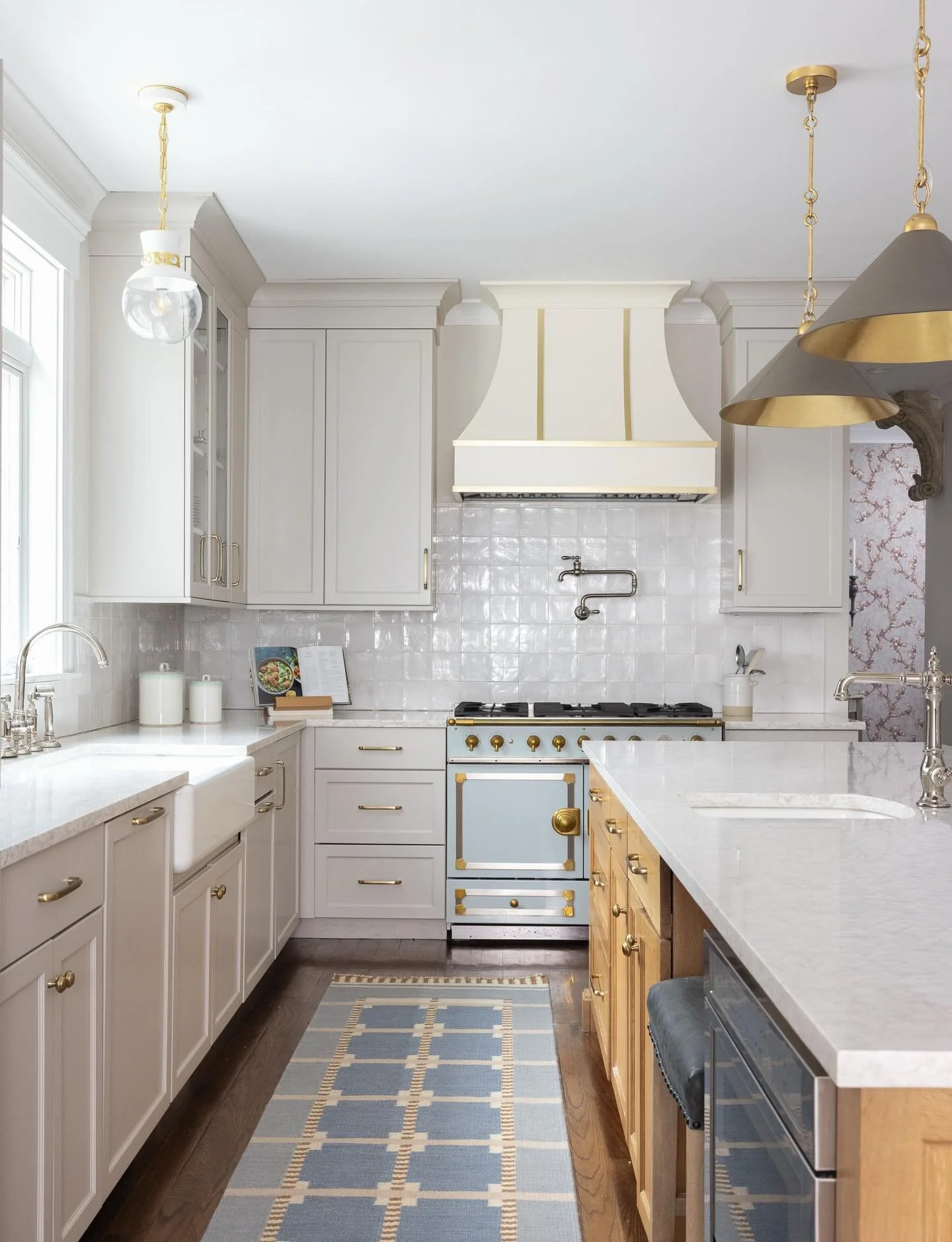 After a week away, nothing compares to coming home to our kitchen&mdash;anchored by the jewel of the room, the La Cornue CornuF&eacute;.

📷 by @taraleecallow