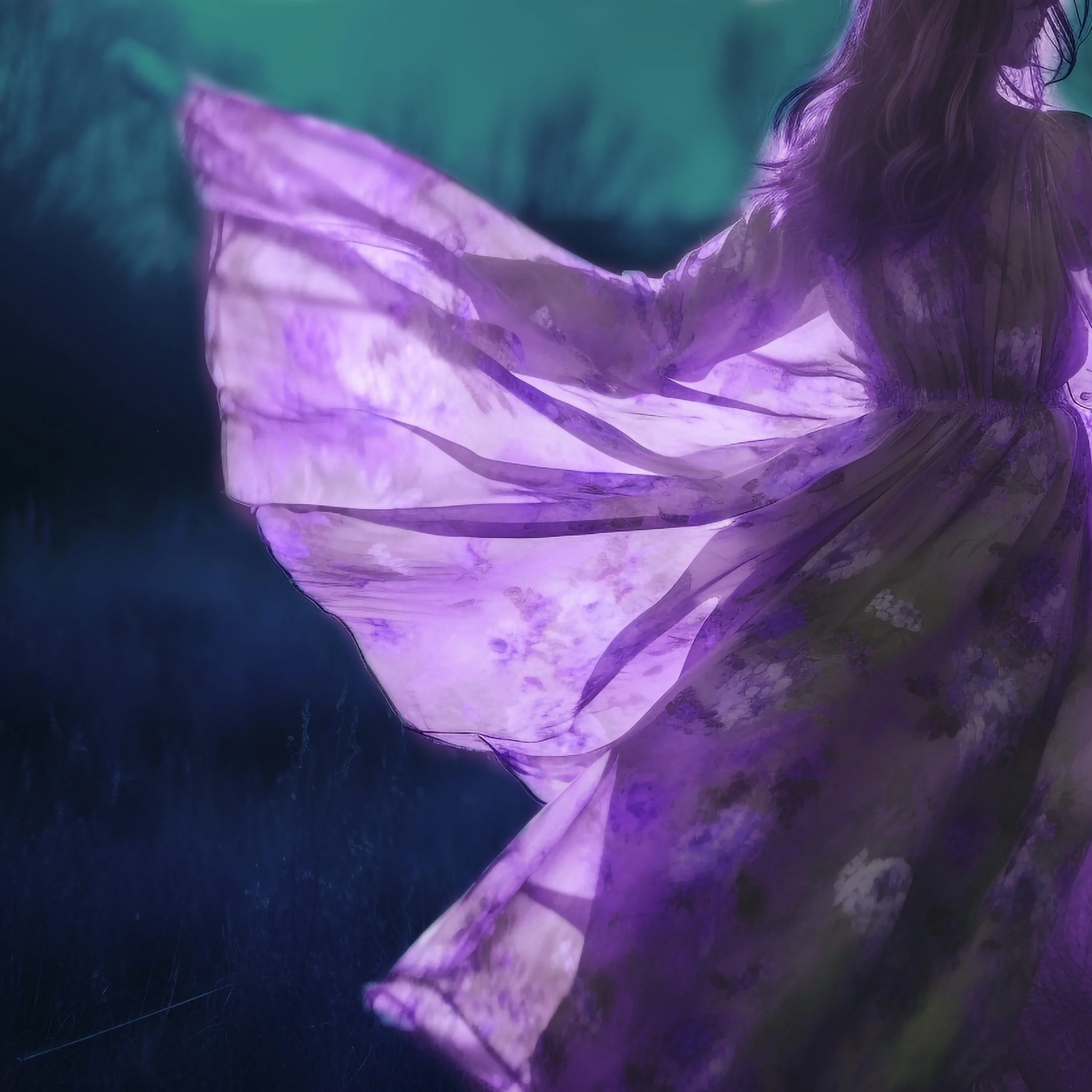 Una figura femenina con un vestido y alas transparentes de color morado, en un entorno de luz suave y fondo difuso.