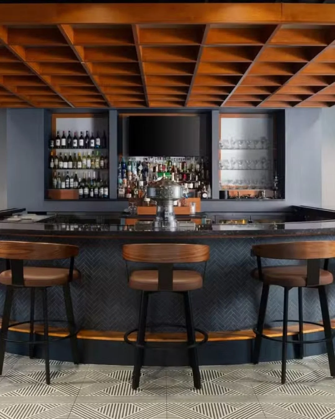 Where good company meets great cocktails. Your seat at the bar is waiting. 

Open daily with welcoming service, handcrafted drinks, and plenty of space to unwind. Whether guests are searching for a relaxing bar, a place for after‑work drinks, or a co