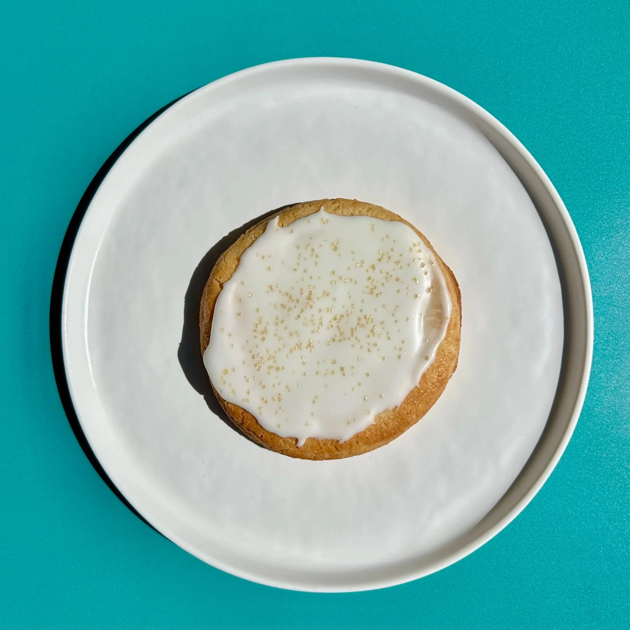 Our classic sugar cookie base makes for a deliciously cakey texture. Finished with a tart, lemony icing and crunchy demerara sugar on top.