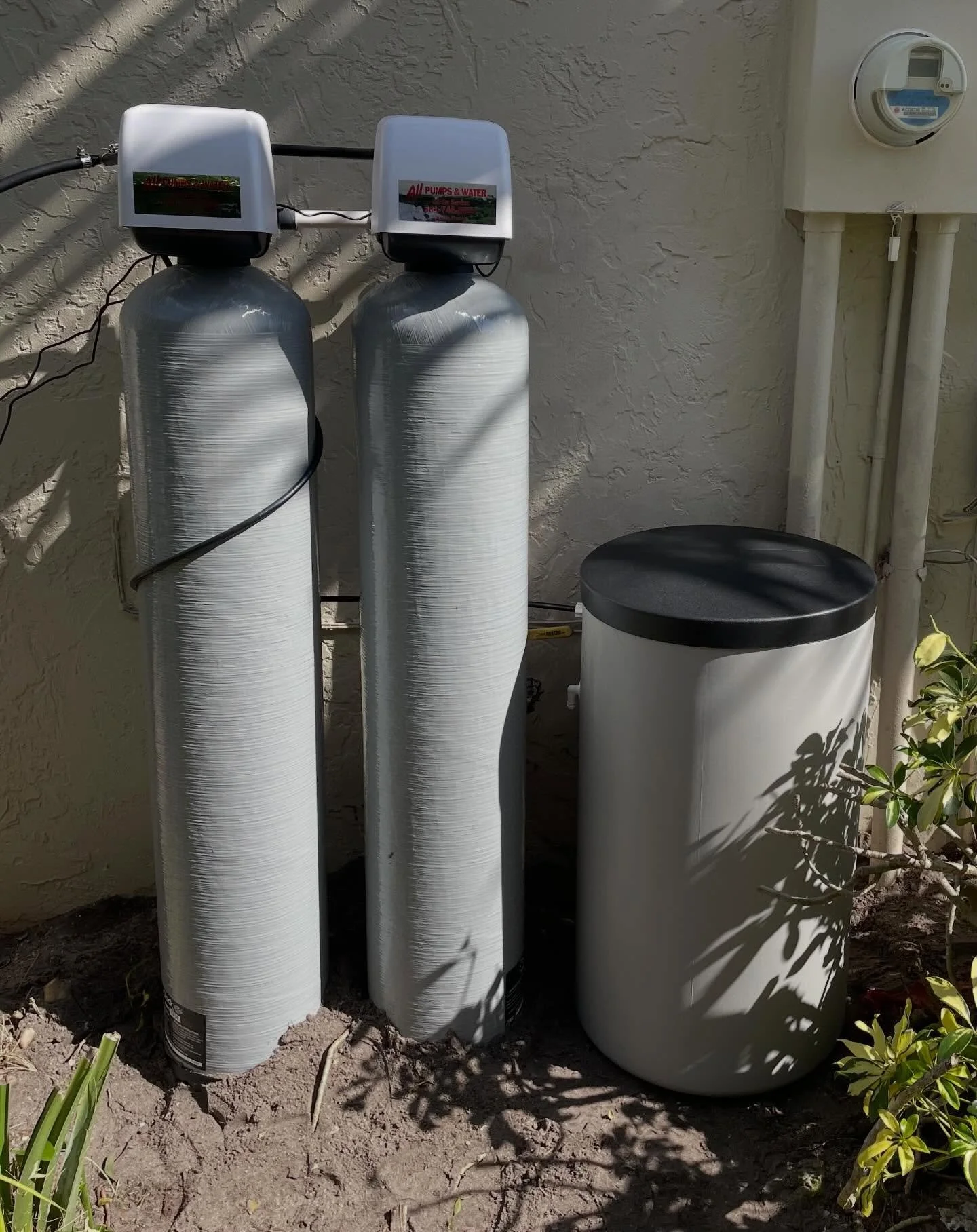 New Filter Friday is back! We&rsquo;ve been so busy that we haven&rsquo;t had time to post these 🫣 

This carbon filter and water softener were installed on a home in Palm Beach Gardens. The homeowner was complaining of hard, orange water that smell