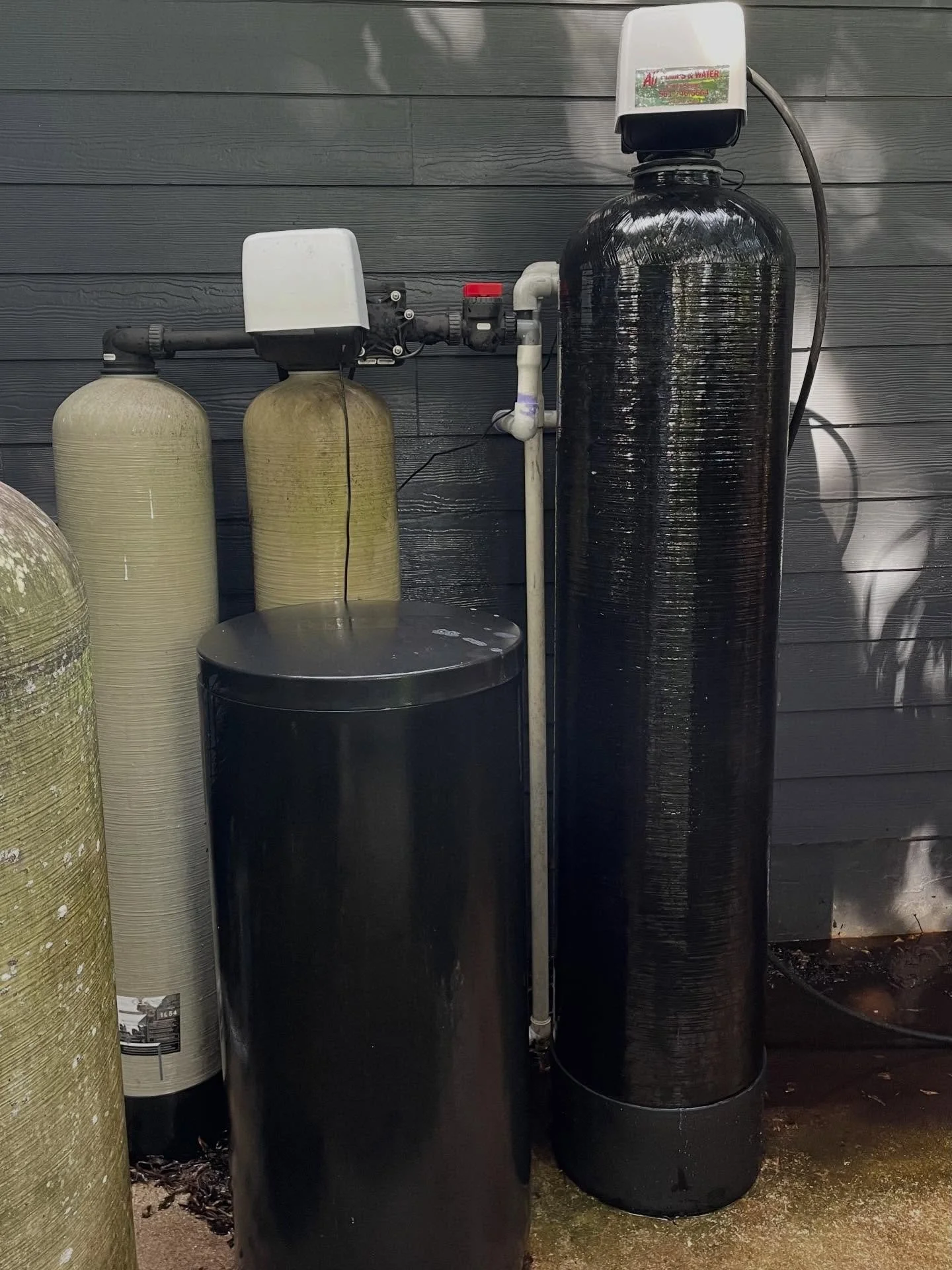 New Filter Friday! 

We installed a new softener for this customer who was complaining of hard, chalky water that was ruining their hair and their dishes! 

Are you tired of hard water in your Jupiter home? Call us today at 561-746-5664 for a free es