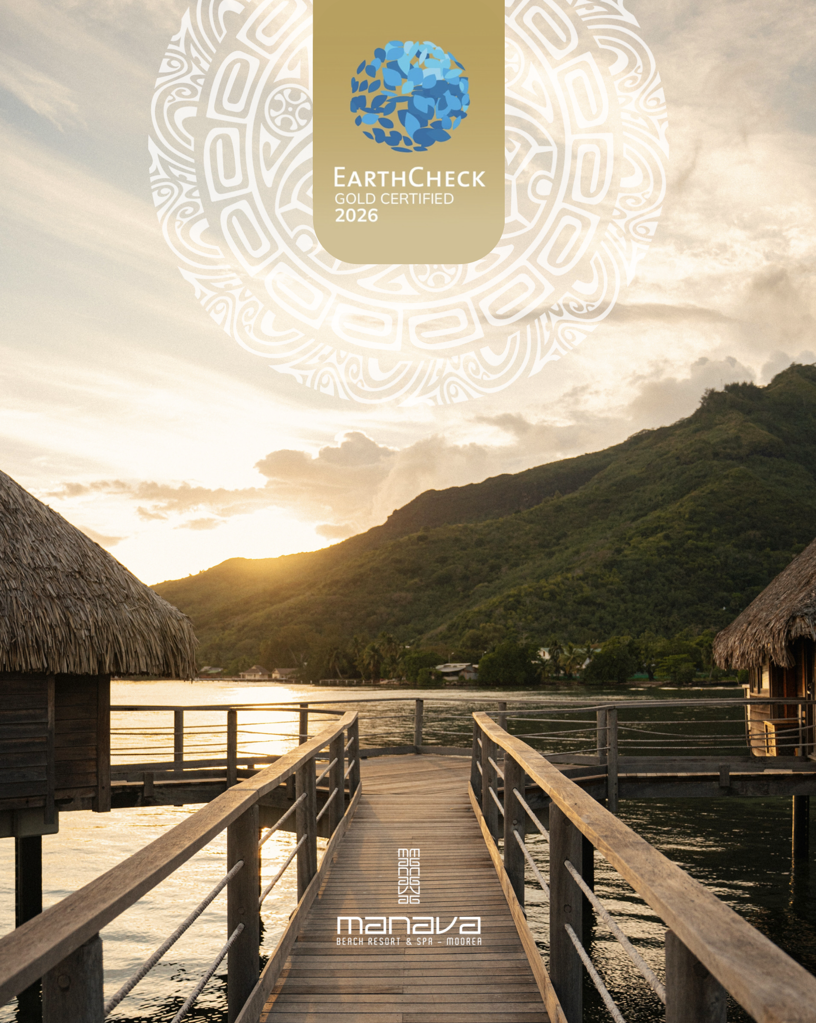 Cabanes en bois sur pilotis au bord d'une rivière ou d'un lac, avec des montagnes verdoyantes en arrière-plan, au coucher du soleil, dans un cadre tropical