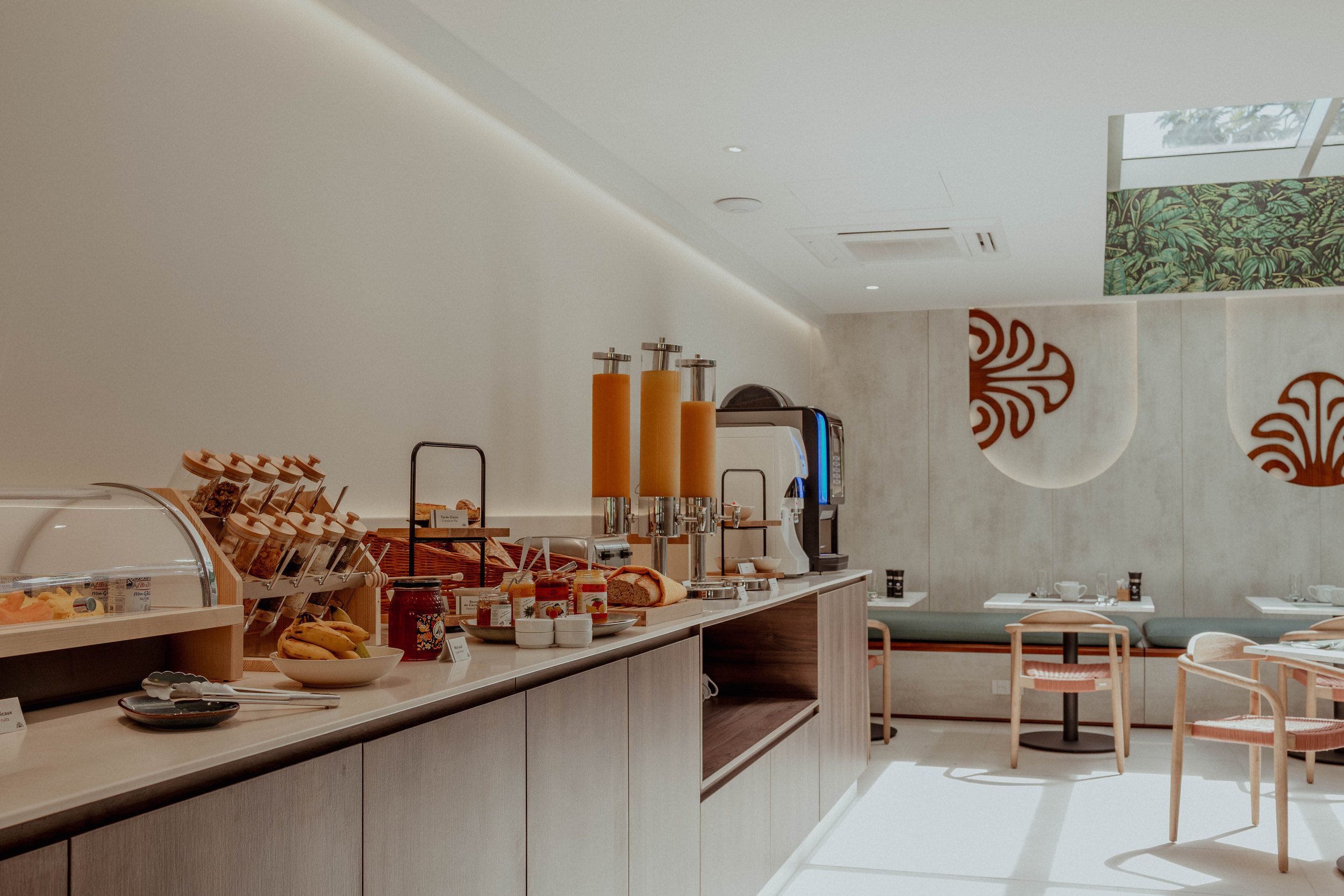 Petit déjeuner buffet avec céréales, tartines, jus d'orange et machine à café dans un restaurant moderne