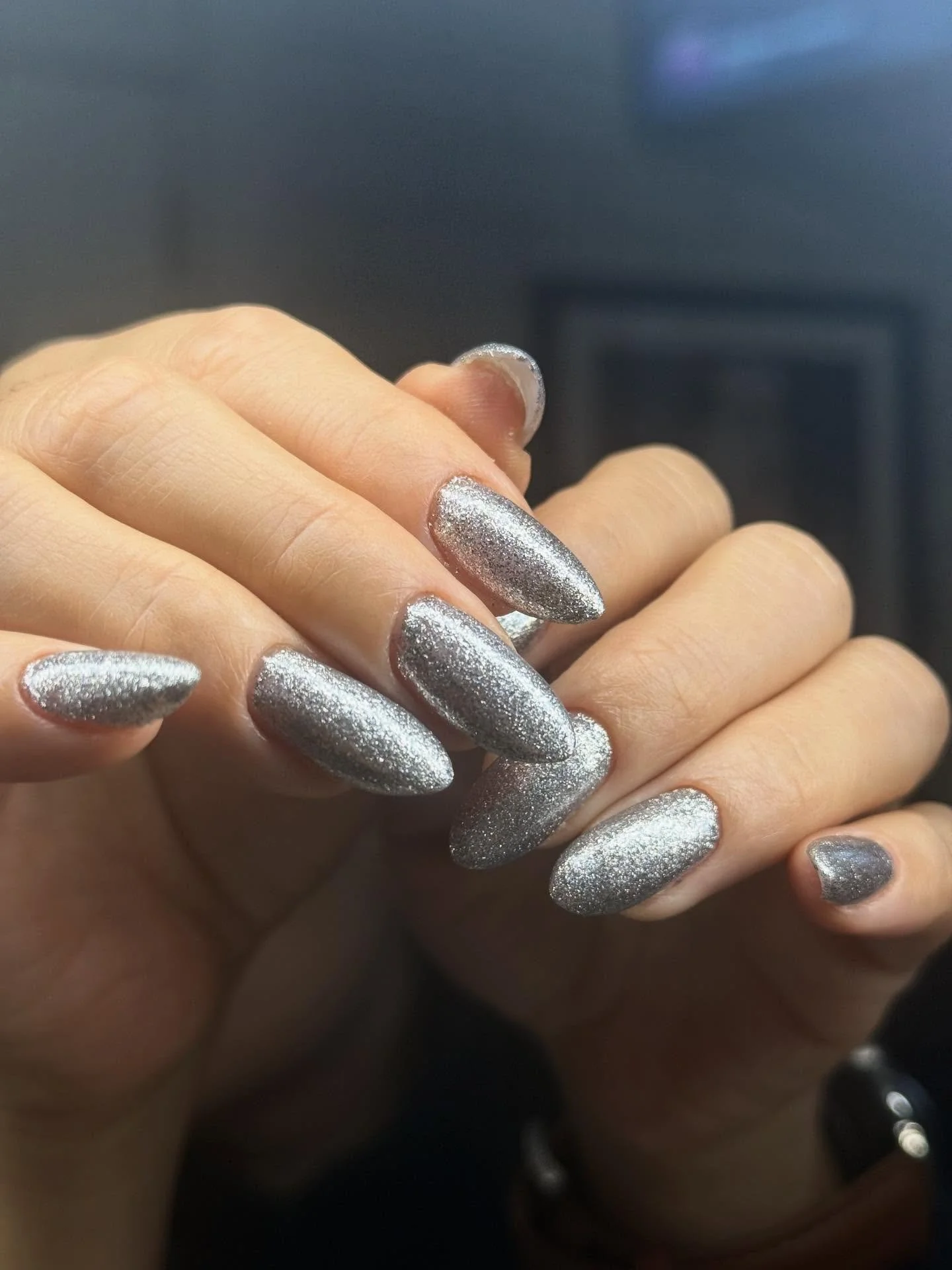 ✨ It&rsquo;s glitter season, looooots of red ❤️💅 and Christmas nail art time! 🎄💫
Who else loves this sparkly, festive vibe? 😍✨