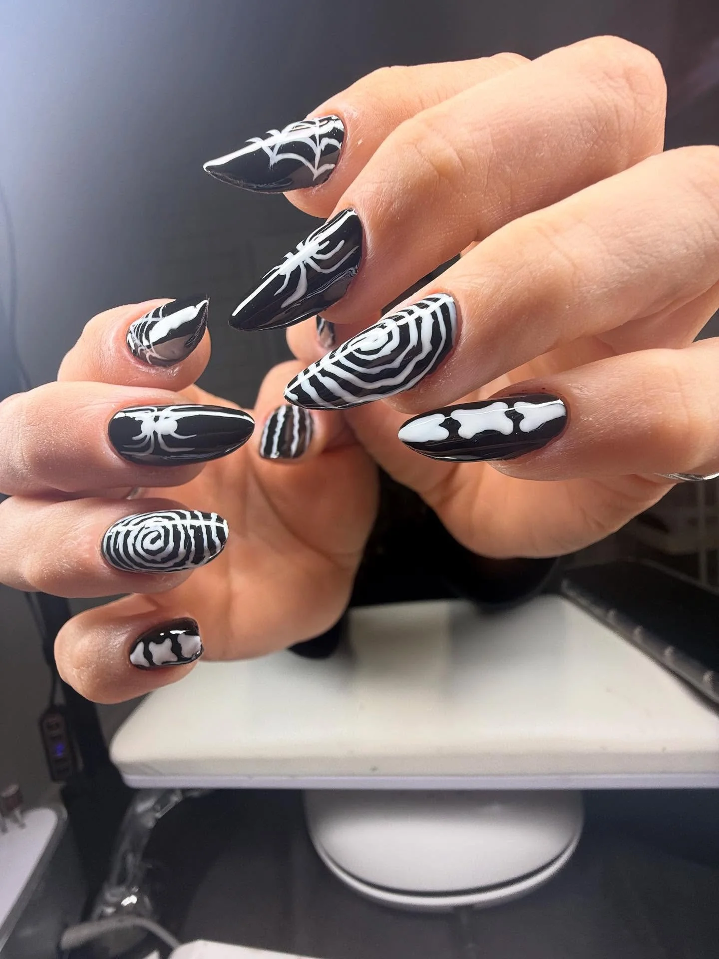 Wrapping up Halloween in style (and with giant nails) 💅🖤