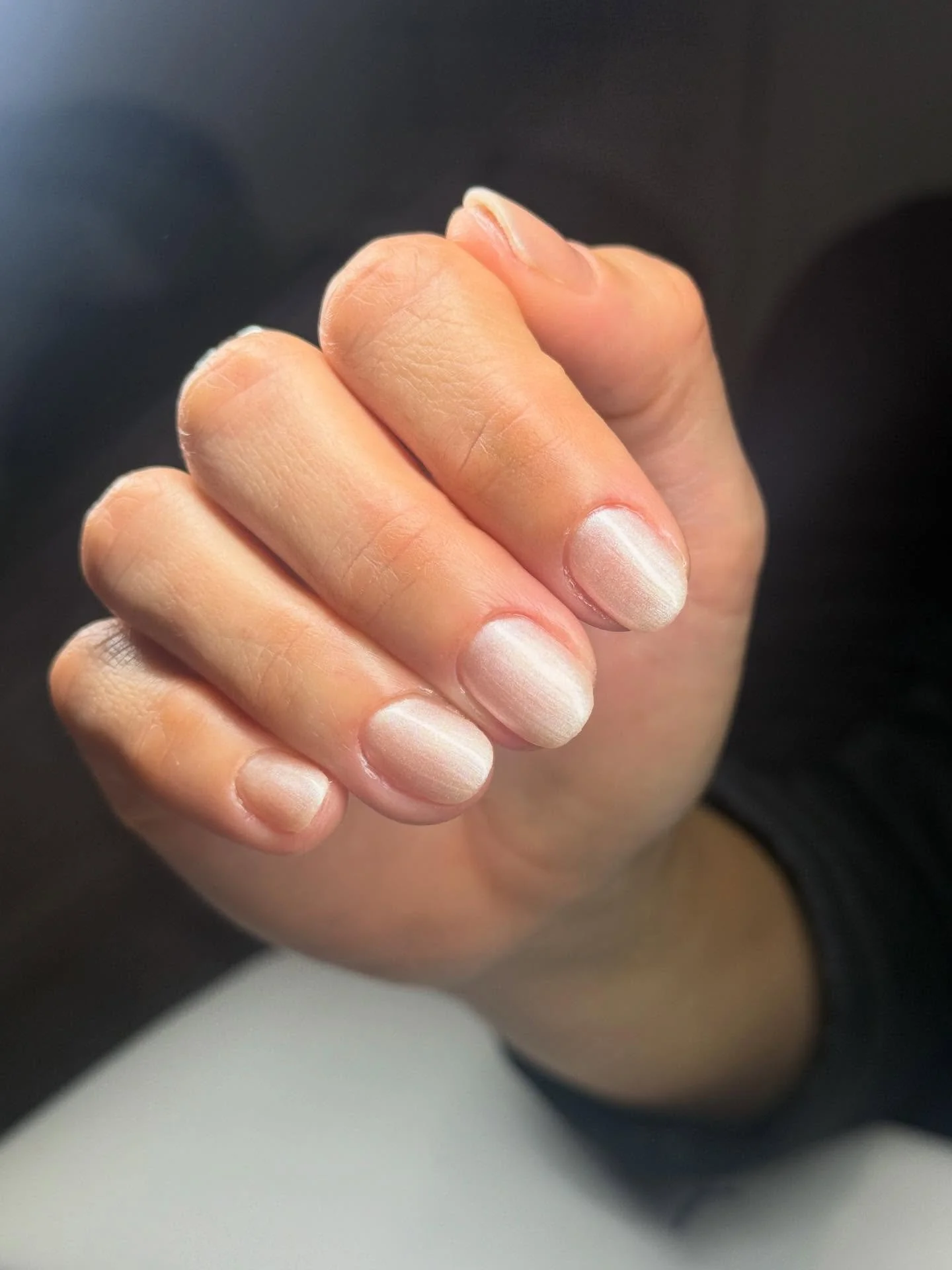 Gel nails can look super natural and still last beautifully &mdash; even when they&rsquo;re short. Simple, strong and stunning. ✨ Book your appointment online through the link in my bio.