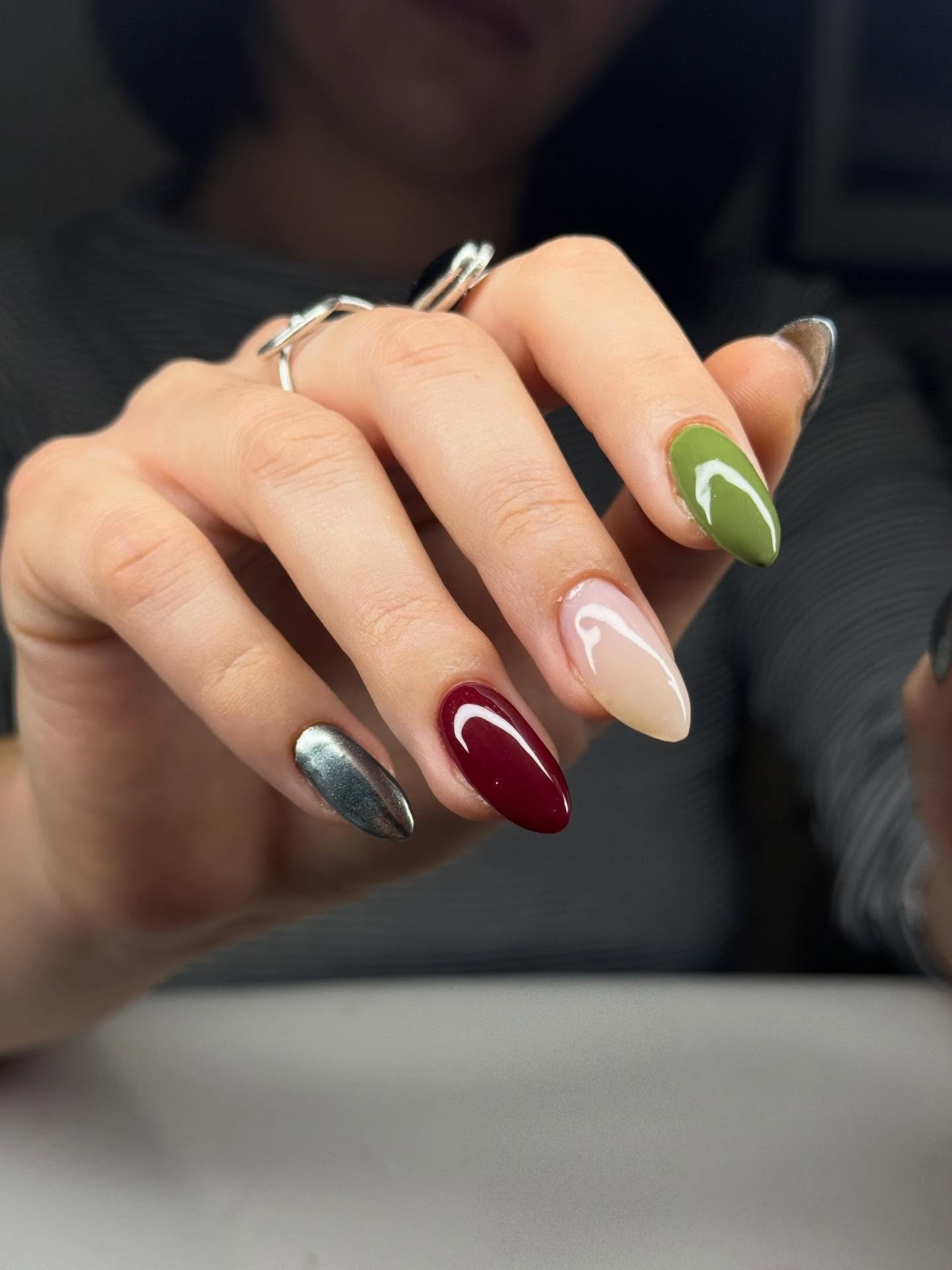 December nail arts ✨💅

Festive designs, delicate details, and lots of creativity to close the year beautifully.
Every set was created with care, quality products, and attention to detail.

Ready for your next nail look?
Book your appointment now 🤍