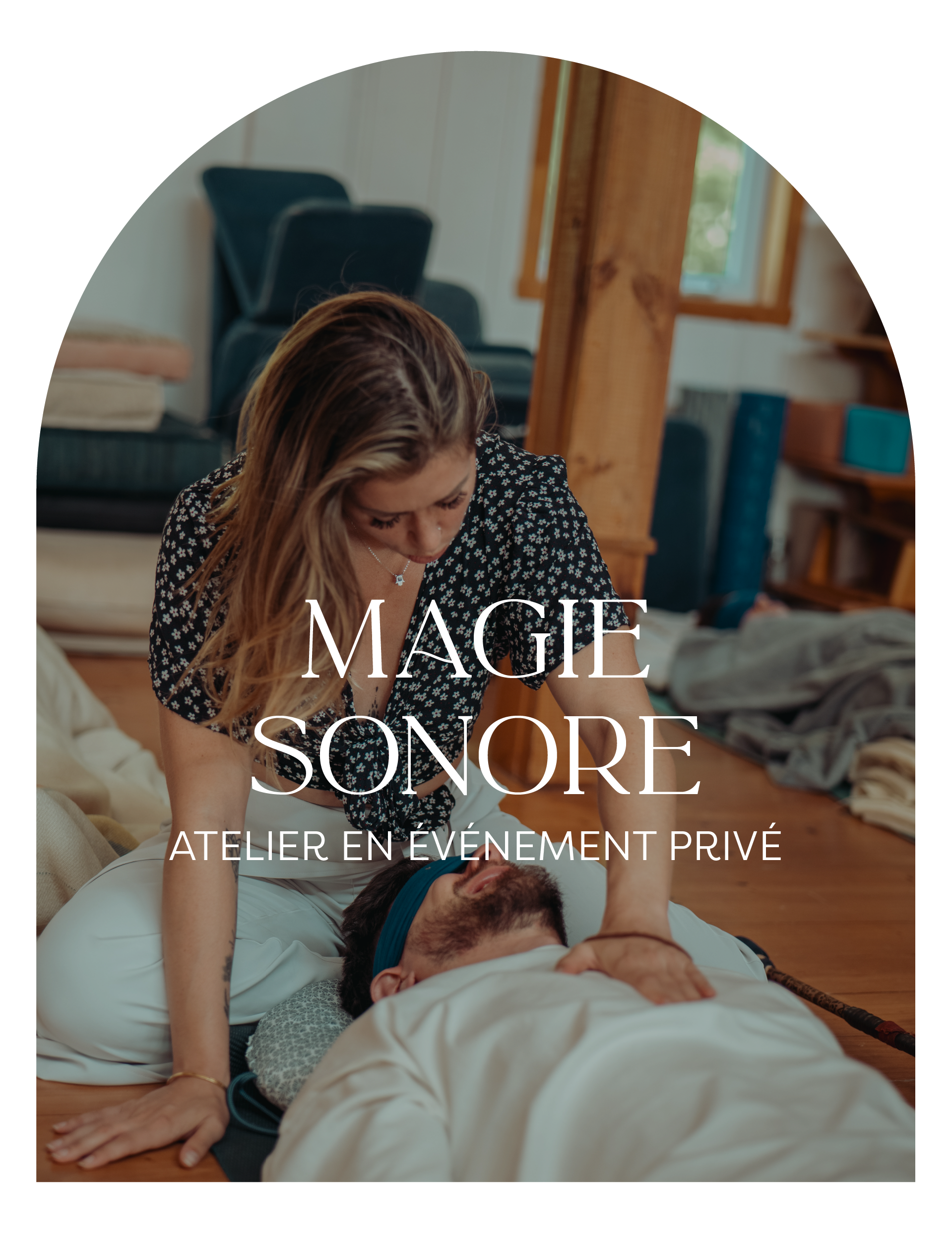 Atelier de bain sonore en événement privé, où une praticienne accompagne une personne allongée pour une expérience de détente et de reconnexion.