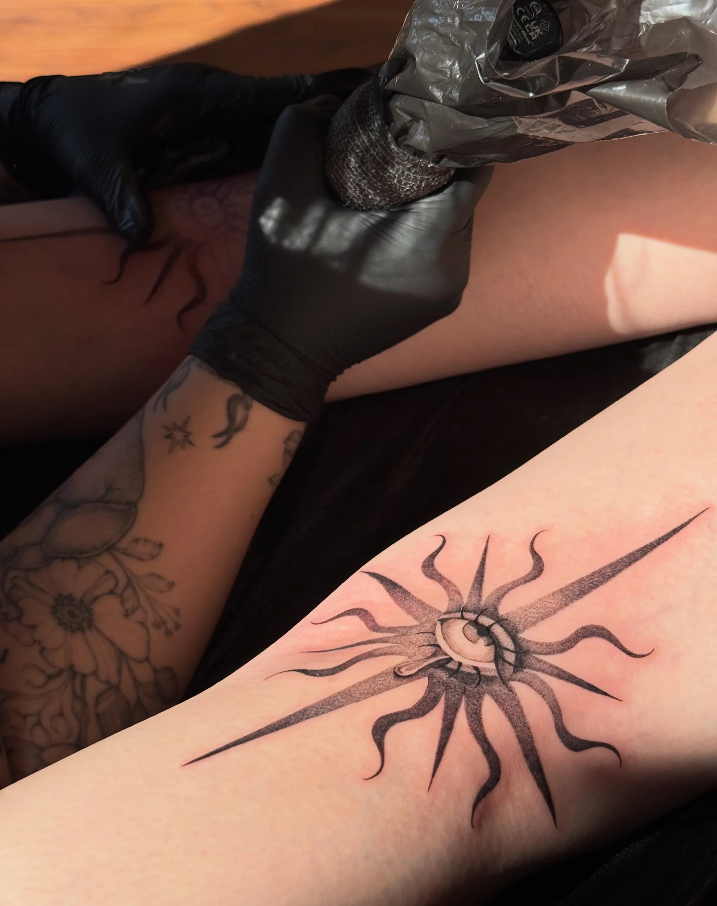 A glimpse into yesterday&rsquo;s tattoo!! 🥹 This nice weather is bringing the most beautiful late afternoon sun ☀️🖤

Jaiden&rsquo;s books are filling up for July - August! It&rsquo;s not too late to put in an inquiry!📍Grants Pass, Oregon

#tattooa