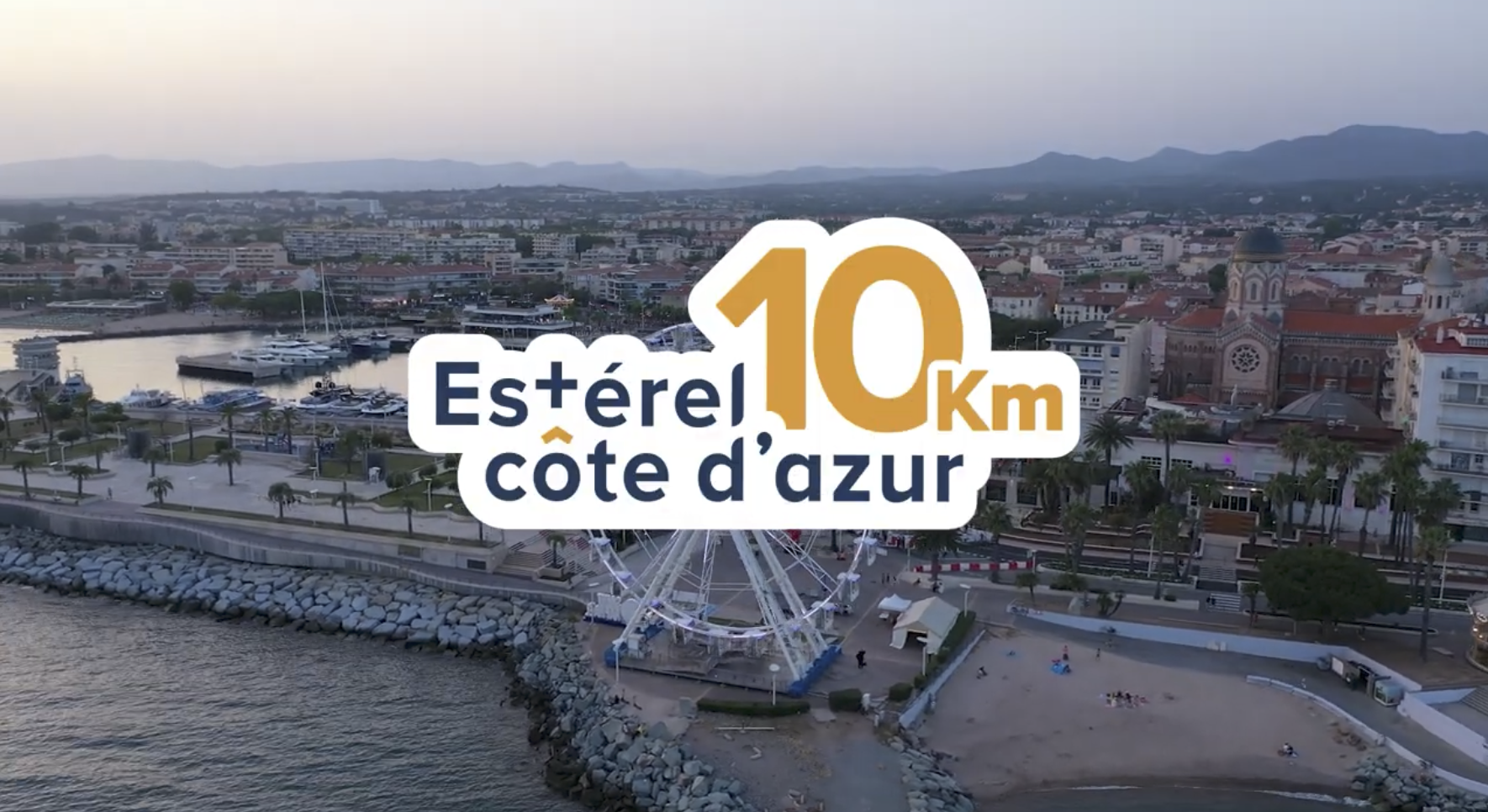 Courir à Féjus au bord de la mer pour l'Estérel 10km côte d'Azur en été.