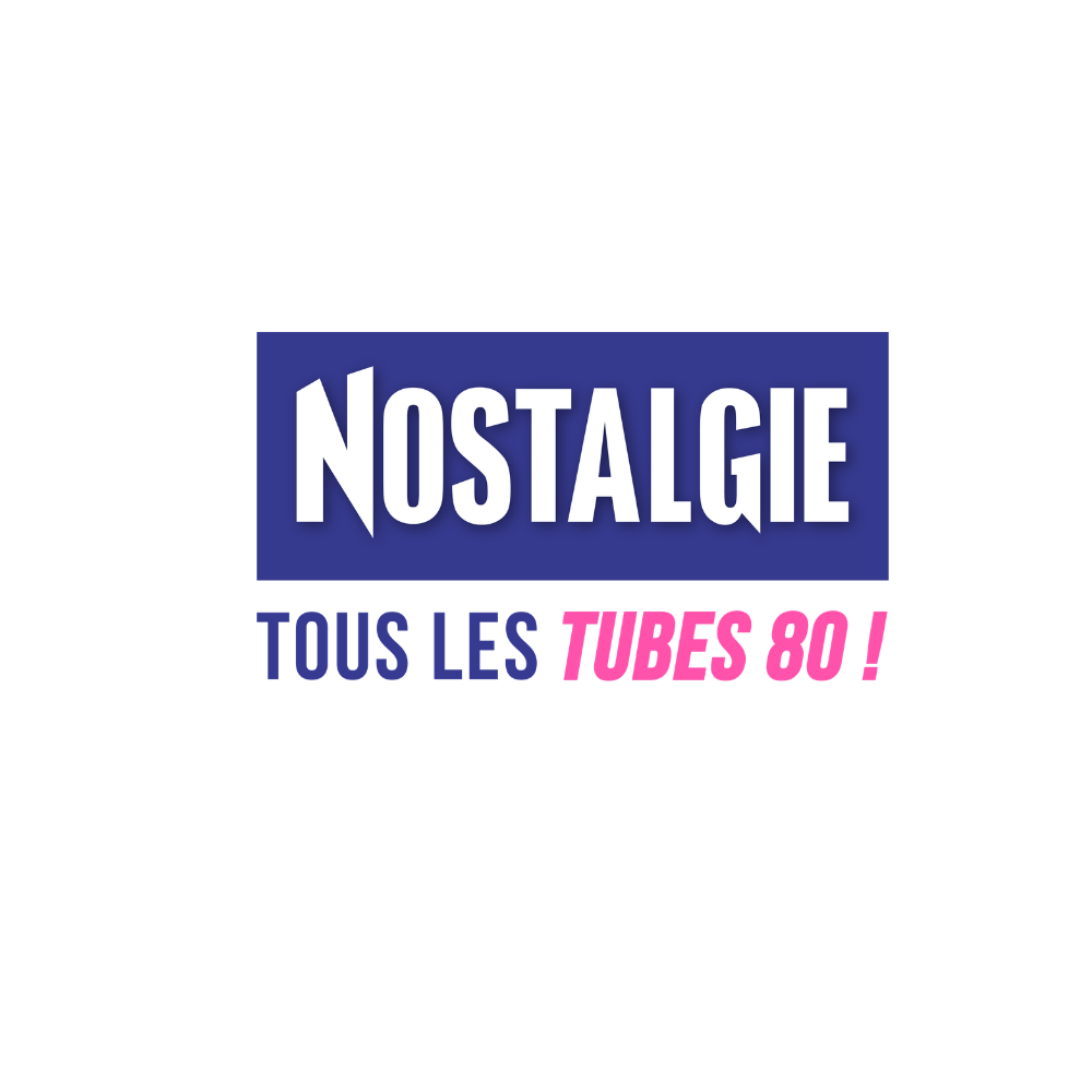 Logo avec le mot 'NOSTALGIE' en lettres blanches sur fond bleu, et le texte 'TOUS LES CUBES 80' en bleu et rose