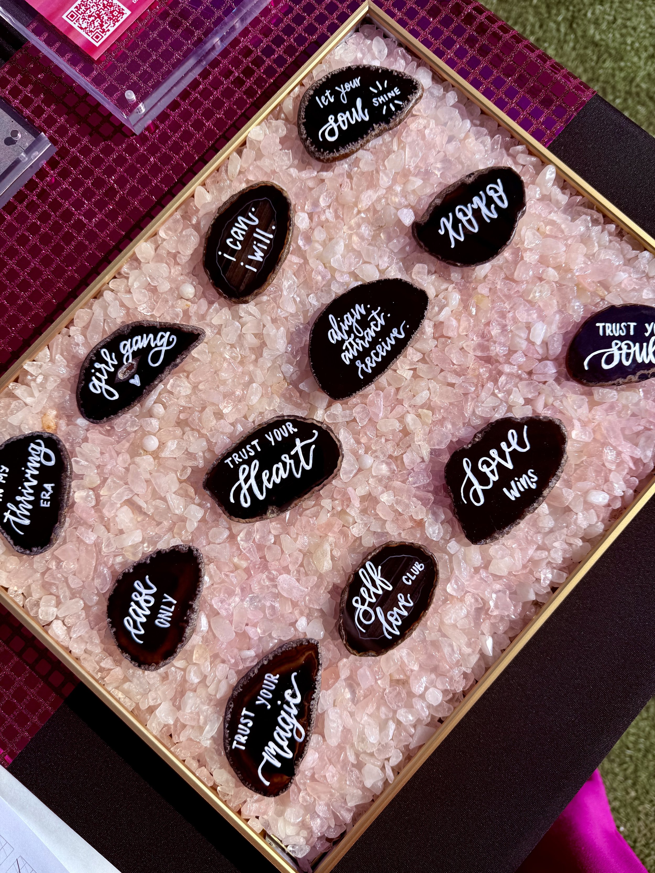 Hand-lettered agate slabs, as favors, place cards or escort cards. 