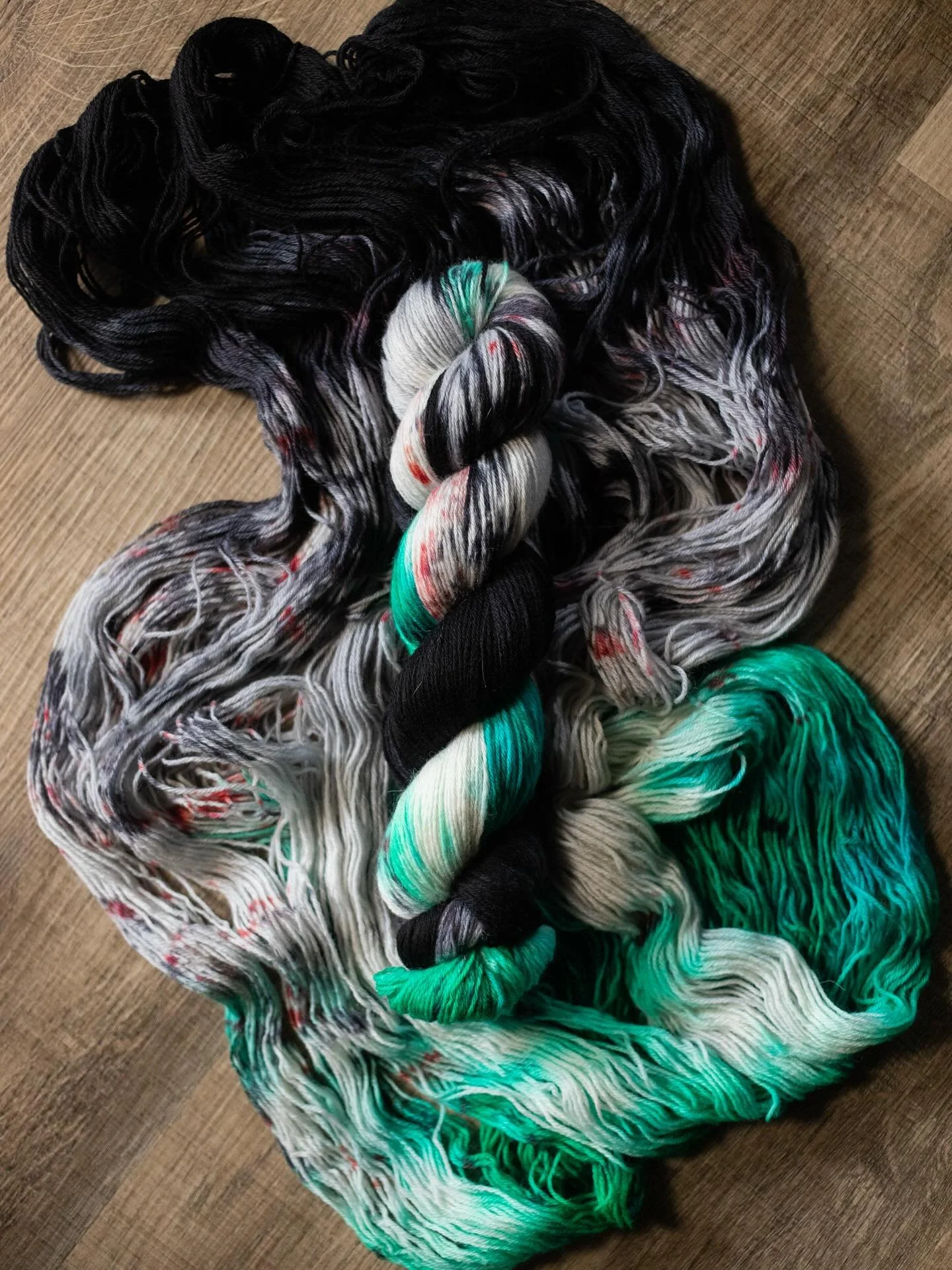 Hi friends, I&rsquo;ve been dyeing my little spooky heart out getting ready to re-launch my yarn collection 🥰 if you&rsquo;d like to be kept in the loop, please sign up to my newsletter linked in my bio! This colorway is Sandworms on my 100% Peruvia