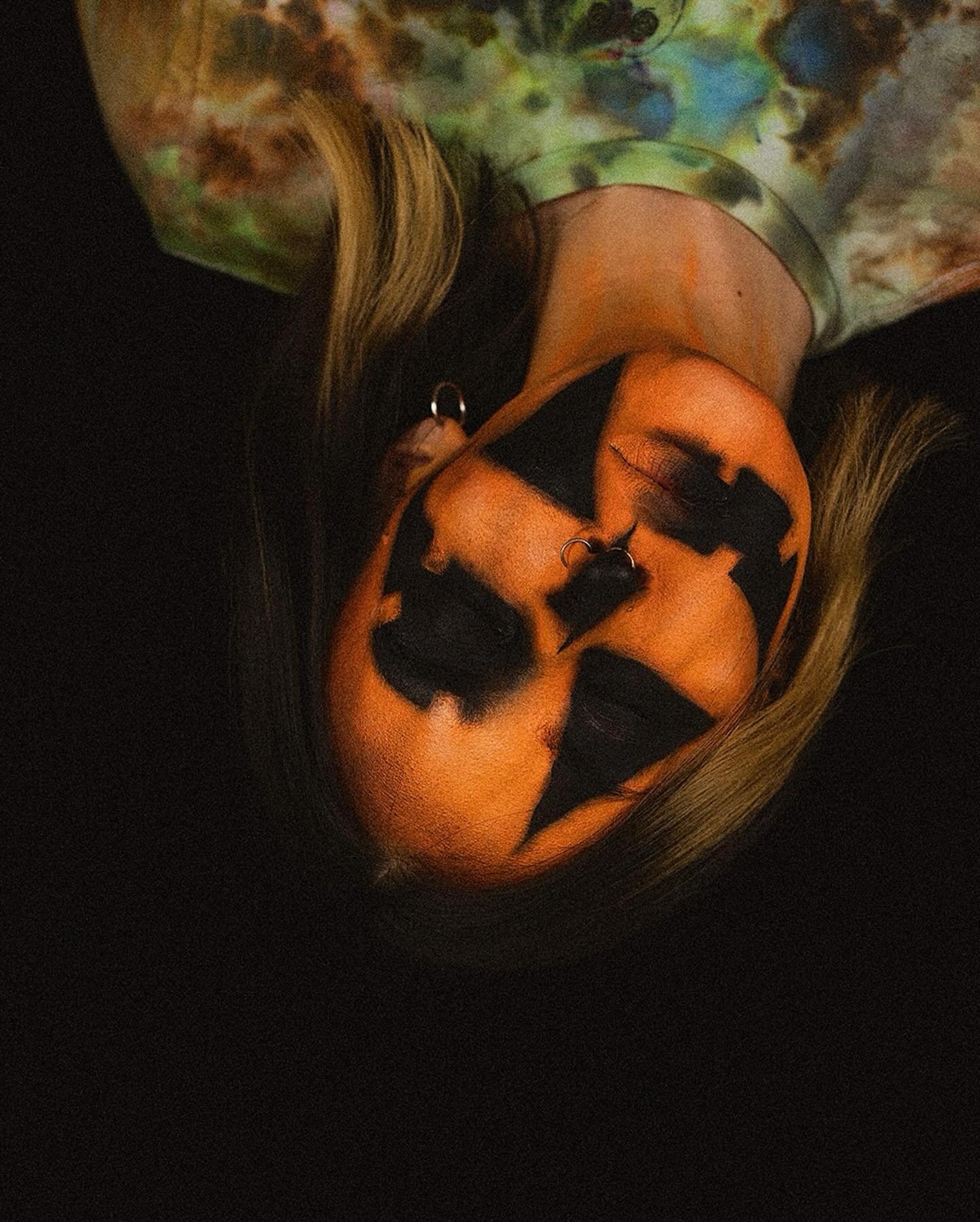 just a silly lil jack-o-lantern makeup because OCTOBER 🎃🖤 also realized it&rsquo;s a bit of a tradition to do a pumpkin look for october 1st hehe

#spookyseason#pumpkinface#halloweenmakeup
