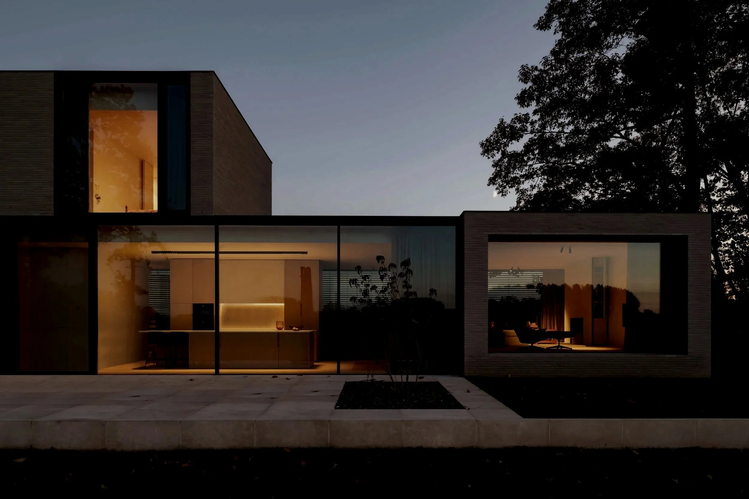 Casa moderna con paredes de cristal iluminada en la noche, con árboles y cielo oscuro al fondo.