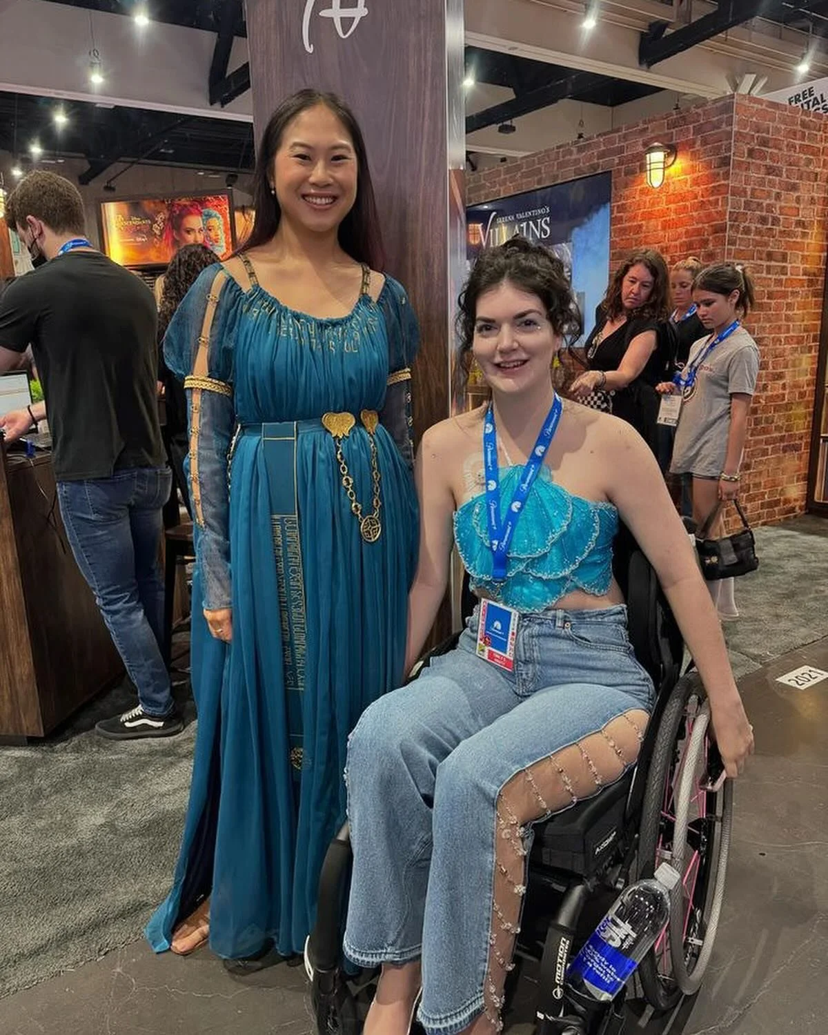 Posting 3 weeks late; very demure, very mindful 😂
.
I was terrified to go to SDCC in my chair but thanks to @comic_con phenomenal accessibility and volunteers it was a fantastic time! Huge thanks to my partner in crime @purple_forest_illustration an