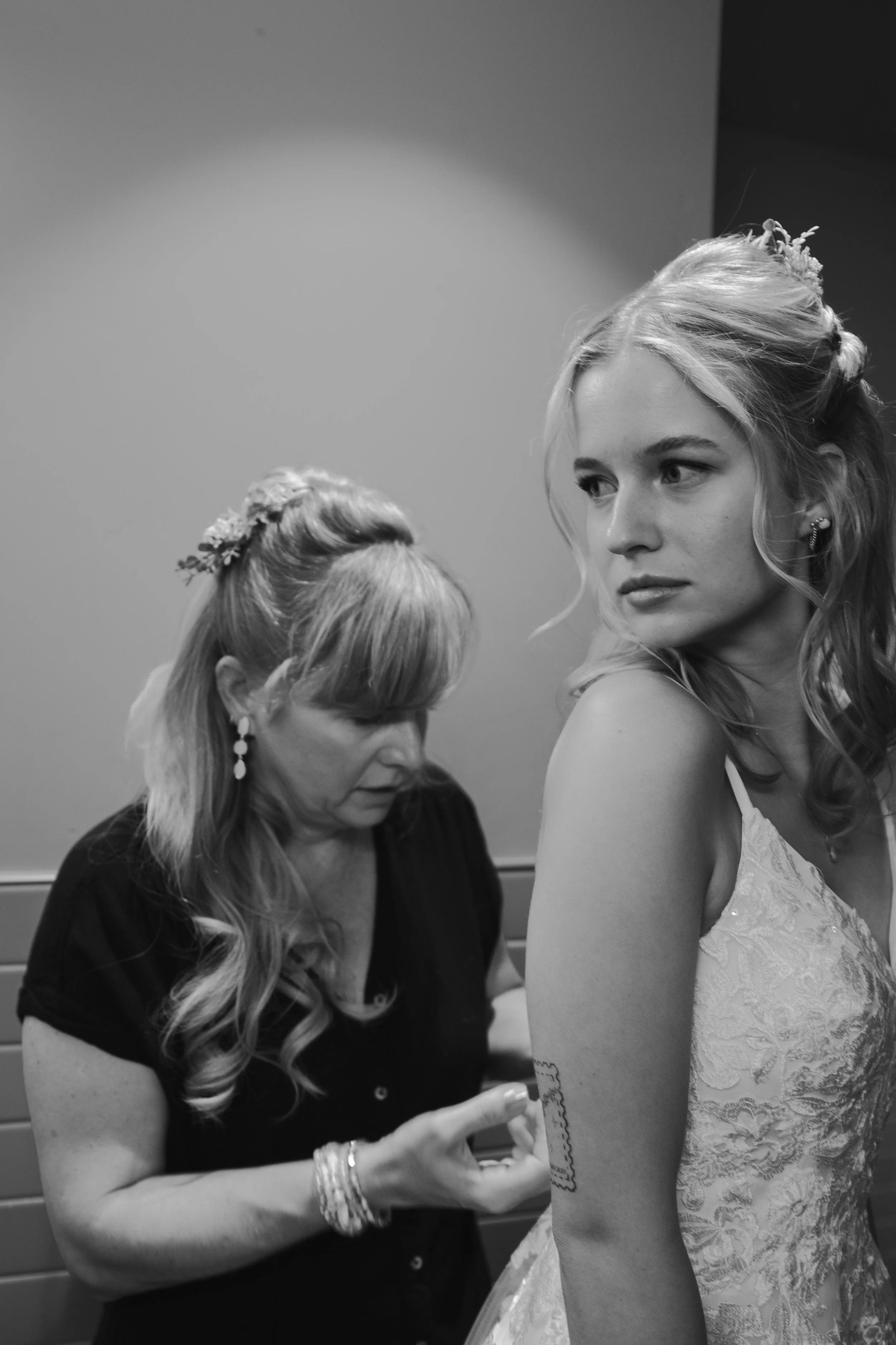 hanai-foundation-bend-oregon-wedding-getting-ready-first-look-bw-38.jpg