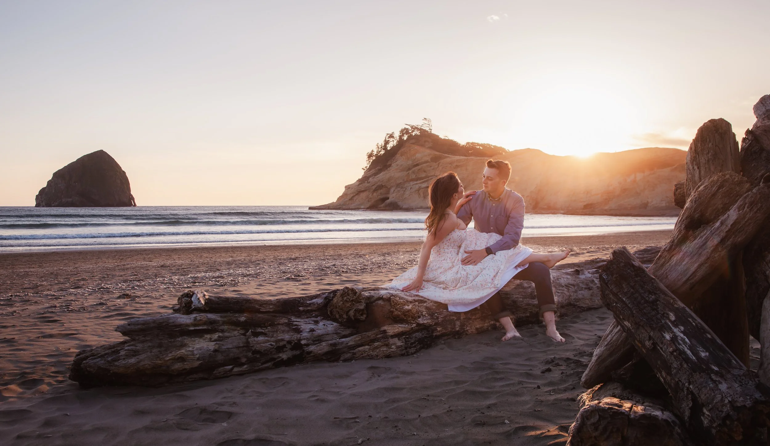 Editorial engagement session on the Oregon Coast photographed by Dominique Noël Photography, showcasing a relaxed, guided experience rooted in connection and timeless storytelling.