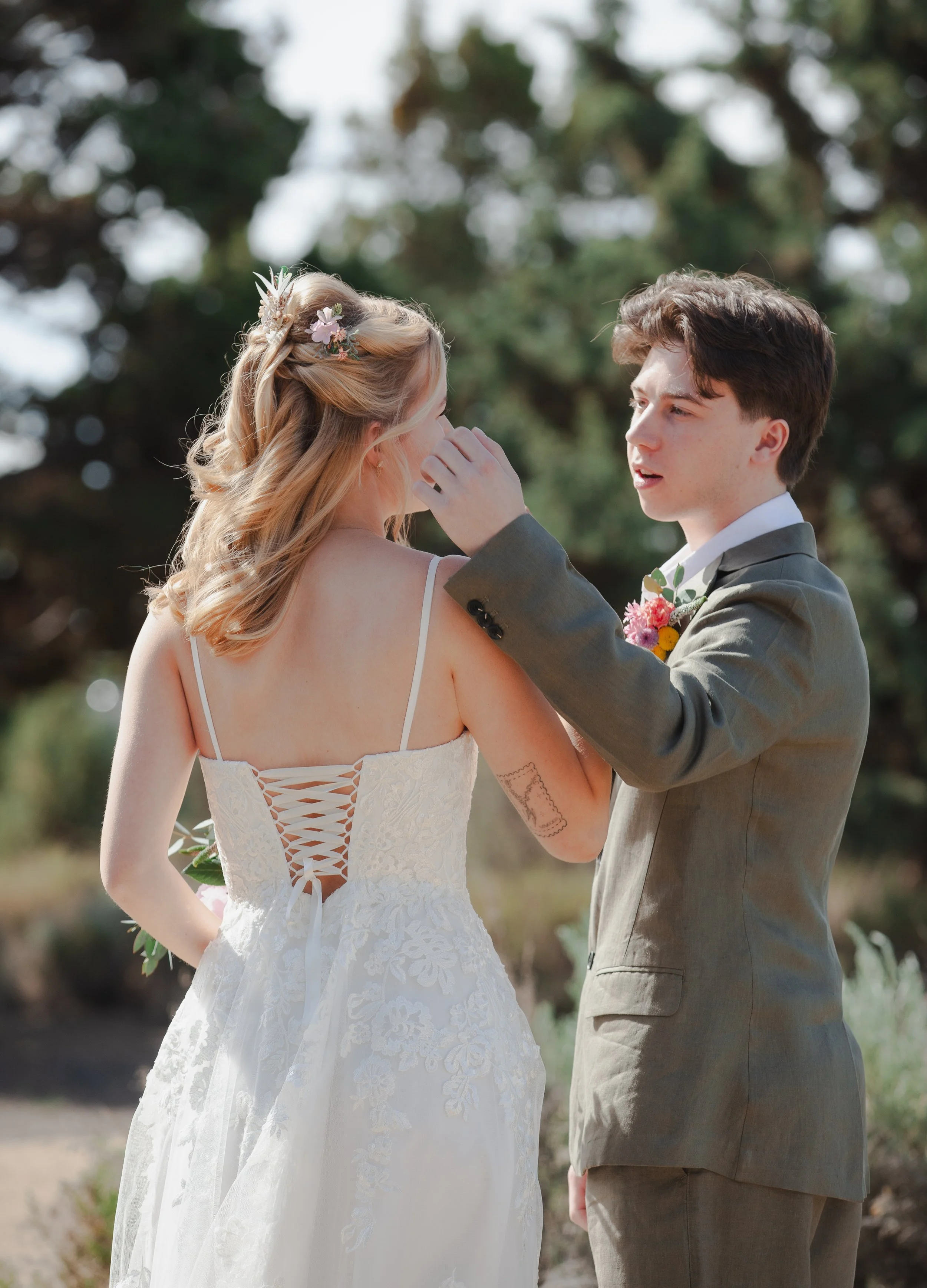 hanai-foundation-bend-oregon-wedding-getting-ready-first-look-bw-25.jpg
